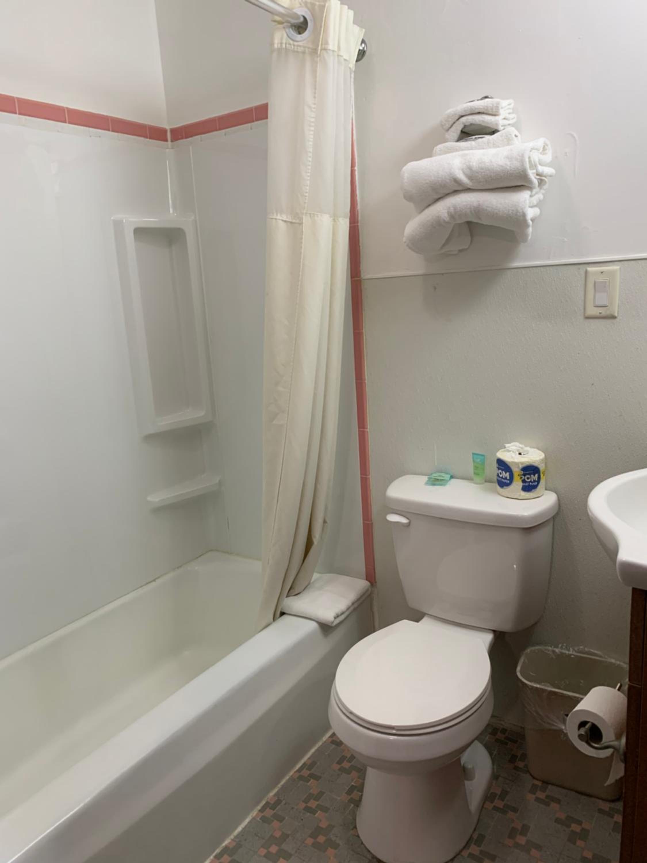 Budget Inn - Property Image 16