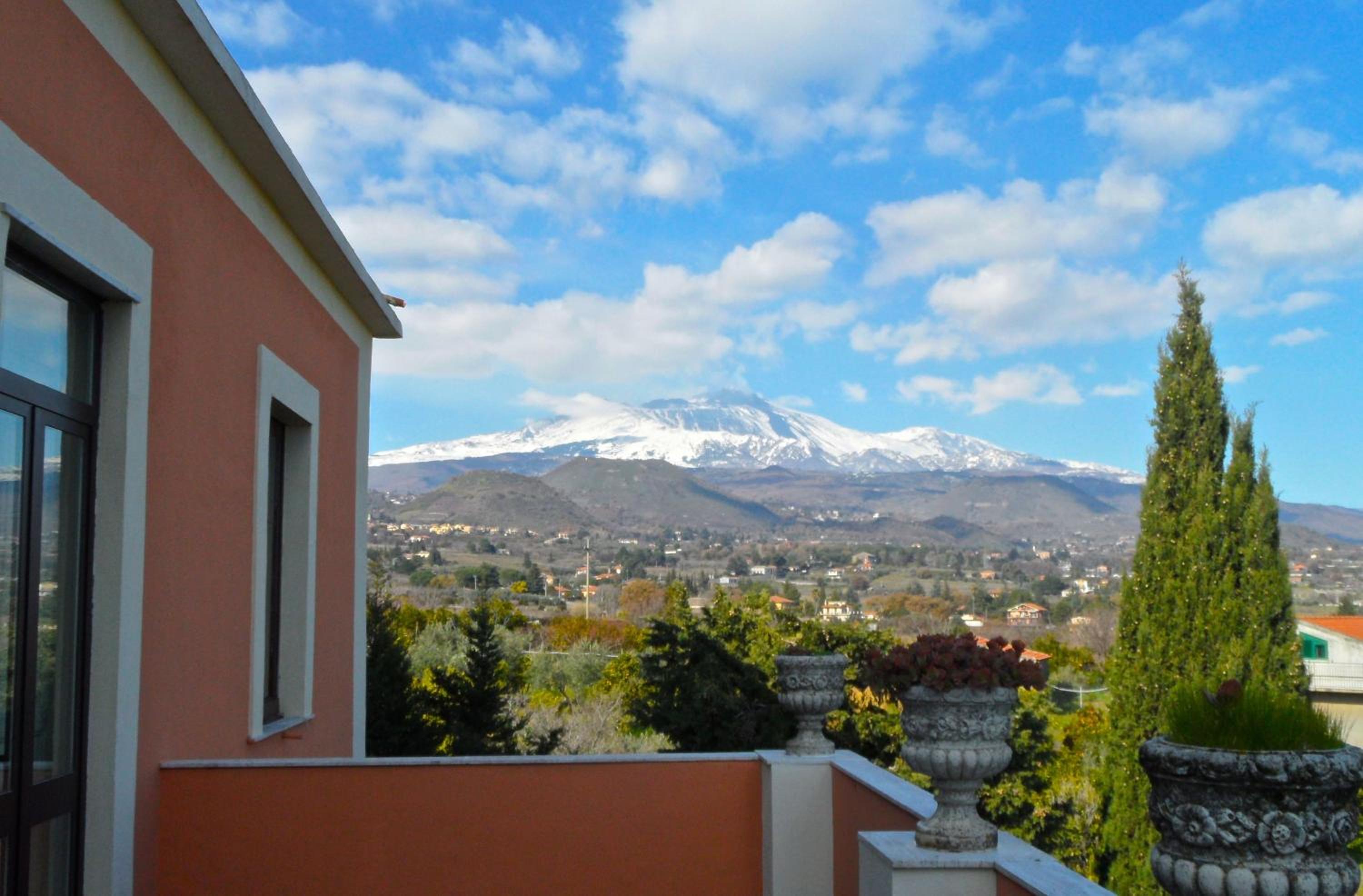Villa Bonaccorso - antica e maestosa villa con piscina ai piedi dell'Etna
