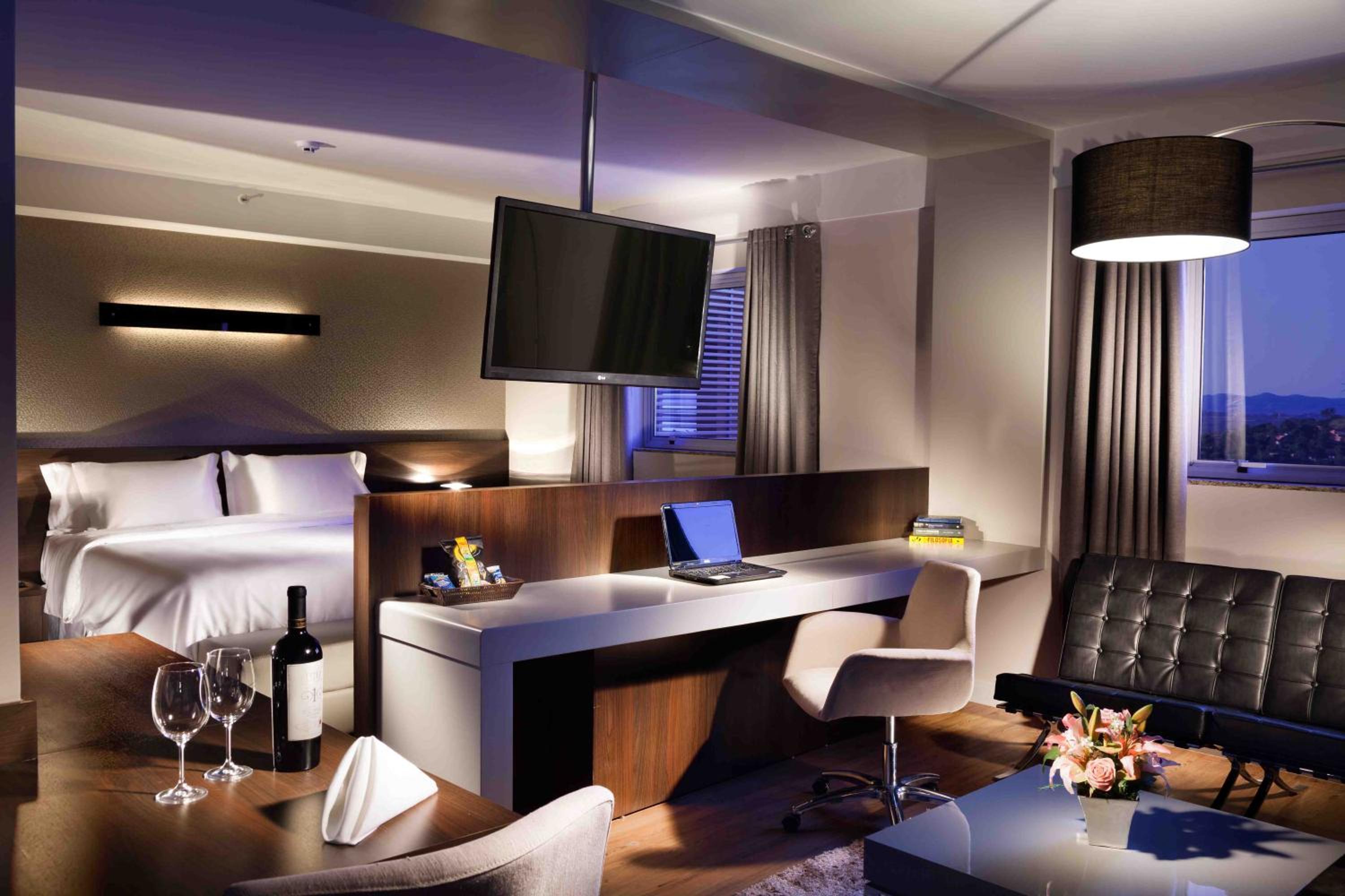 Delmond Hotel - Property Image 3