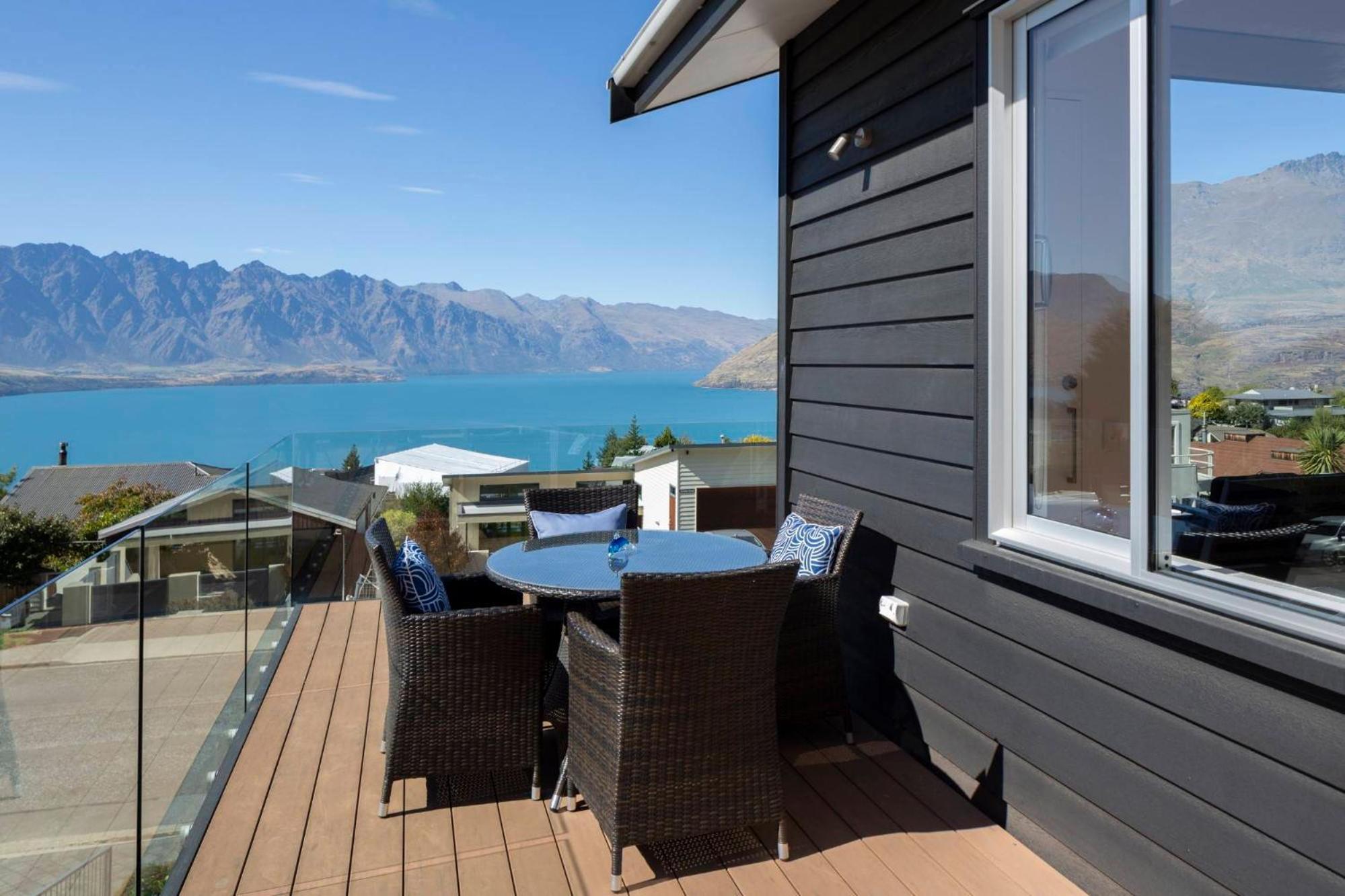 Mountain Vista - beautifully renovated home with spa pool view 4