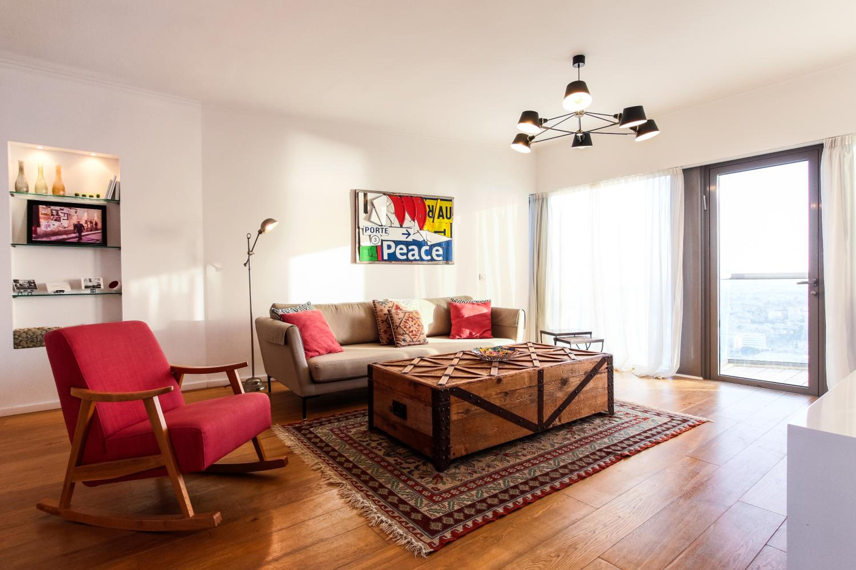 Miklat Luxury Condo & Spectacular View By Feelhome view 5