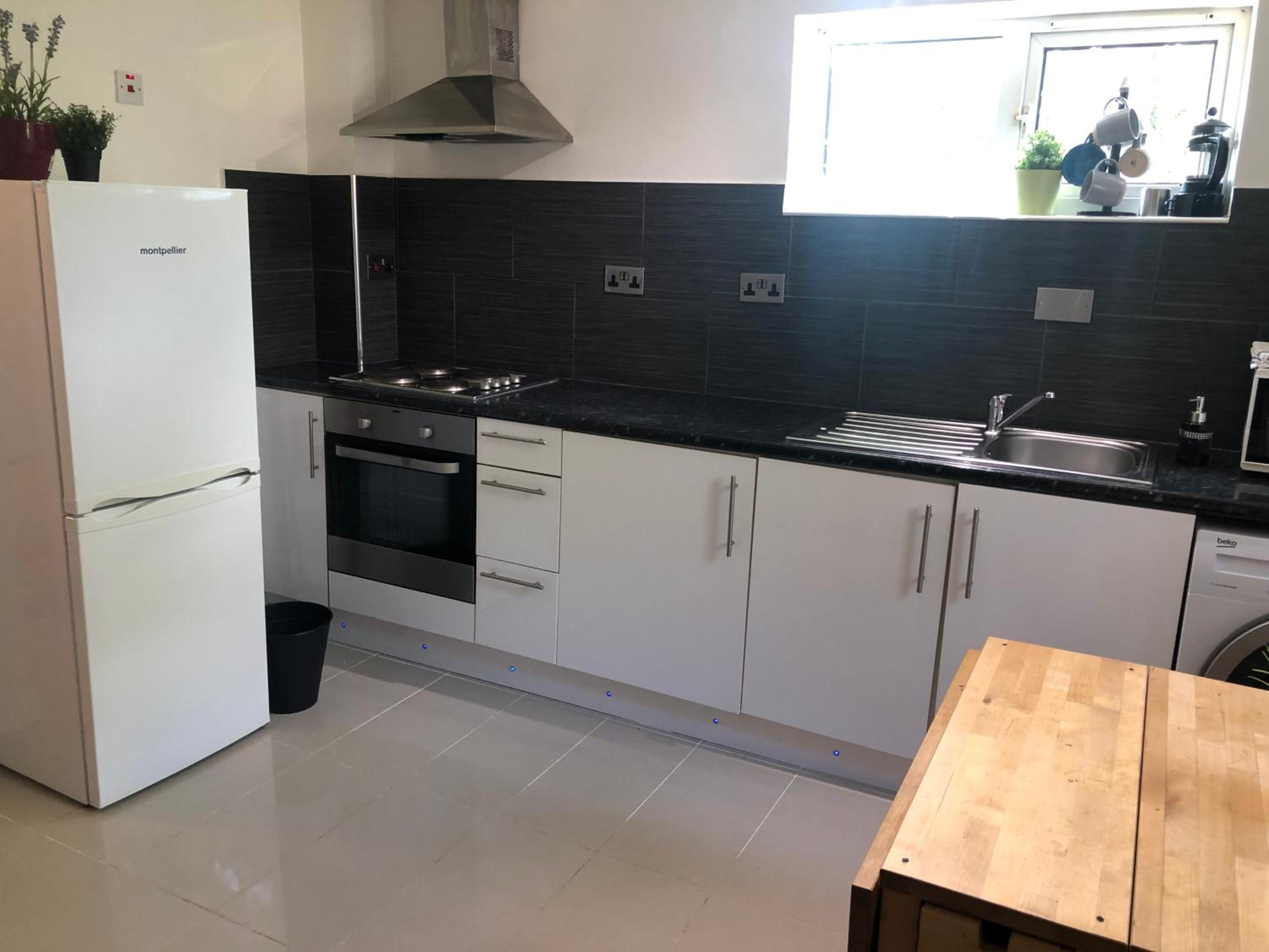 Cosy 2 bedroom Apartment -Heathrow Airport view 2