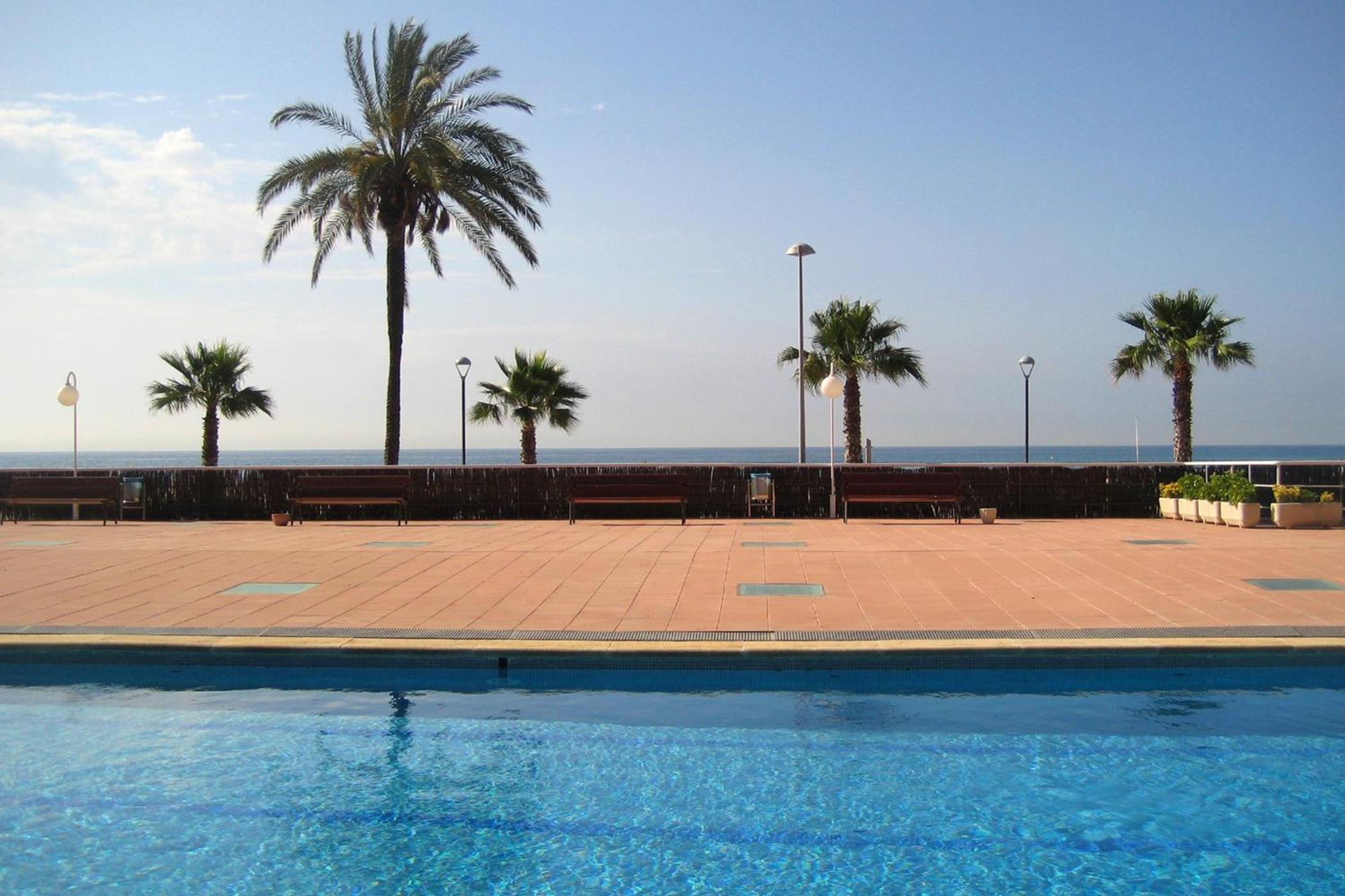 AT132 Els Pins, 1ra línea de la playa, piscina, airco, aparcamiento view 4