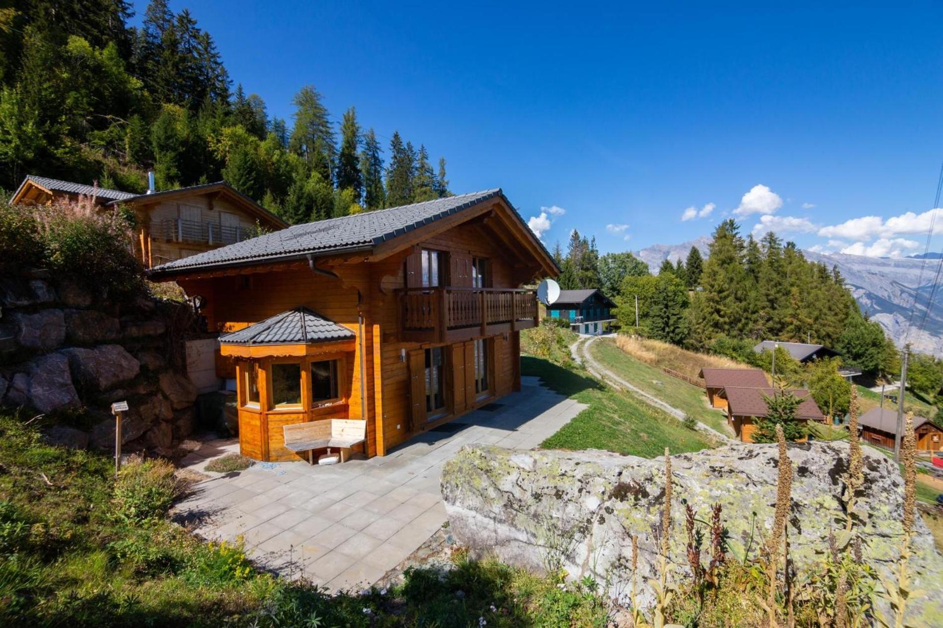 Chalet Belle Roche Recently renovated Jacuzzi view 4