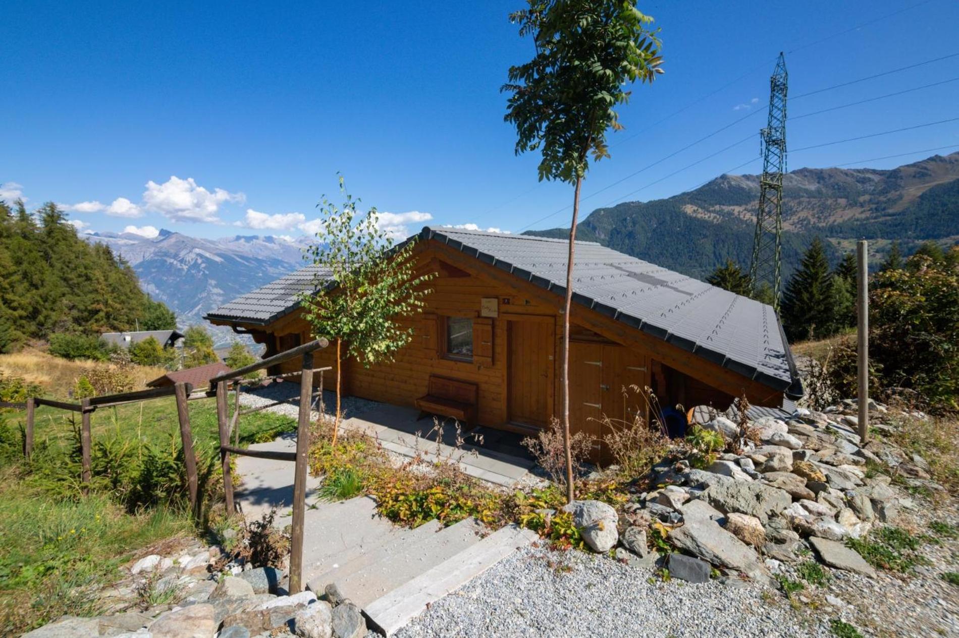 Chalet Belle Roche Recently renovated Jacuzzi view 3