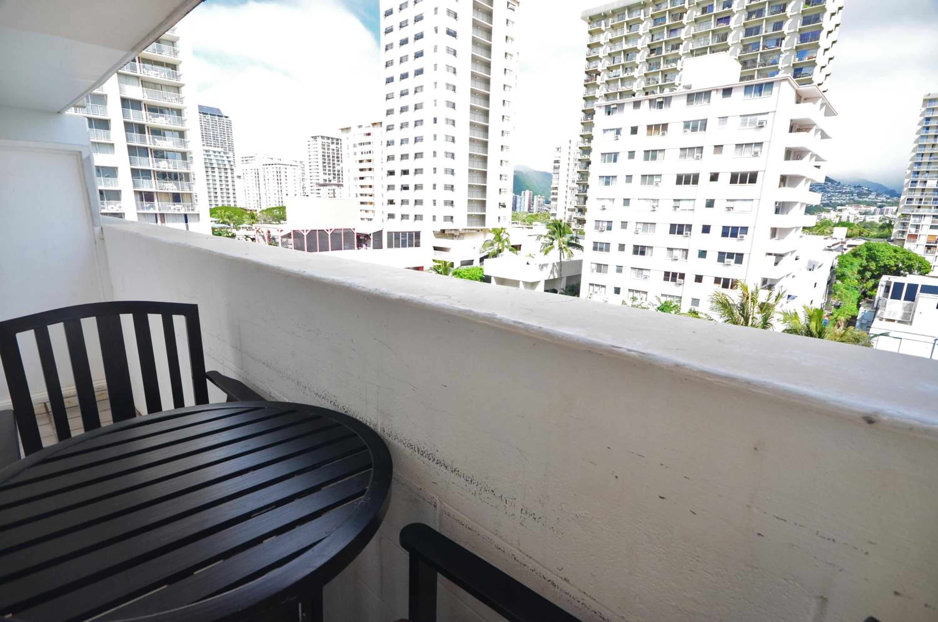KV804A Prime WAIKIKI Private Apartment view 3