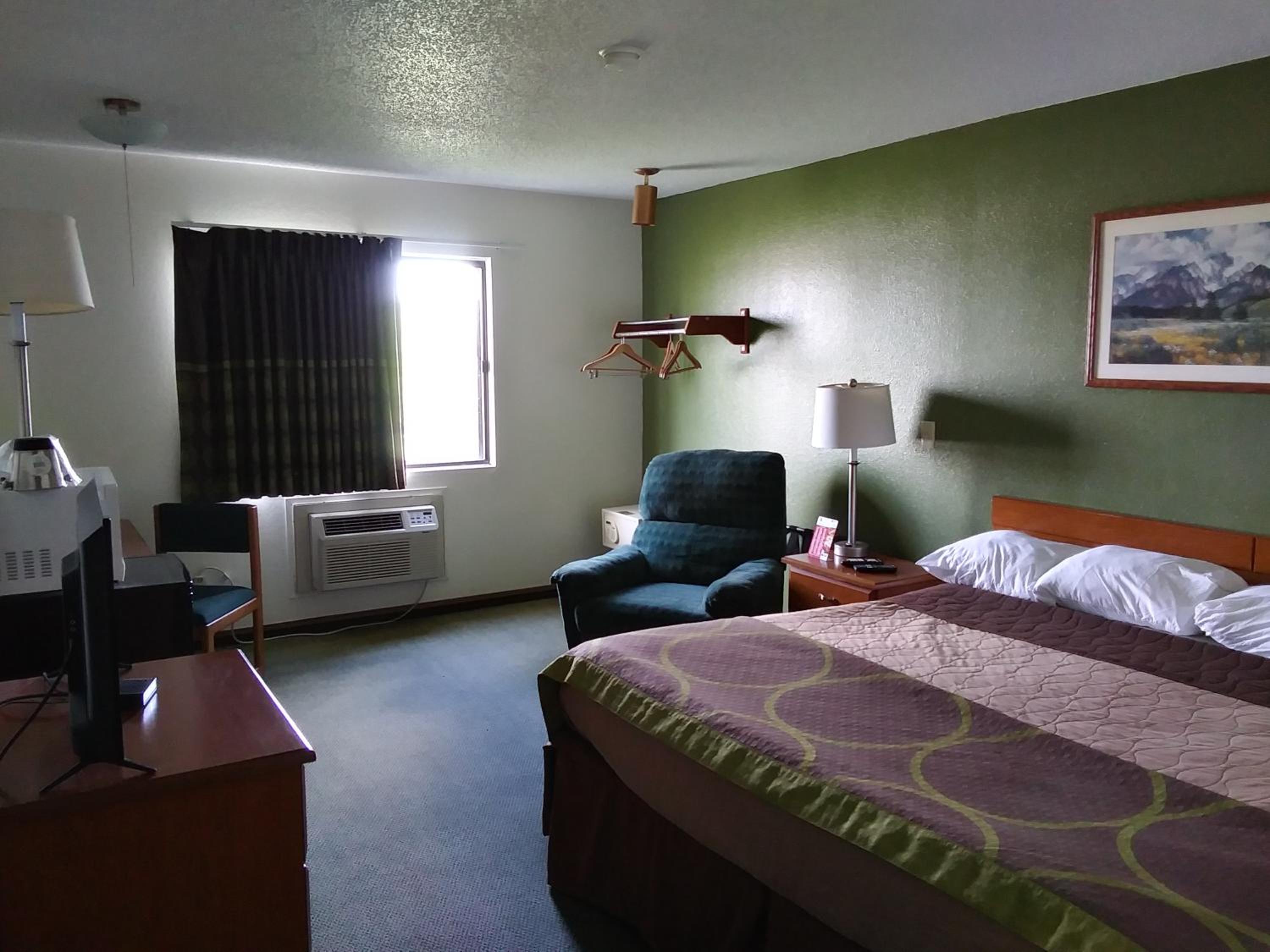 Amerihost Inn & Suites