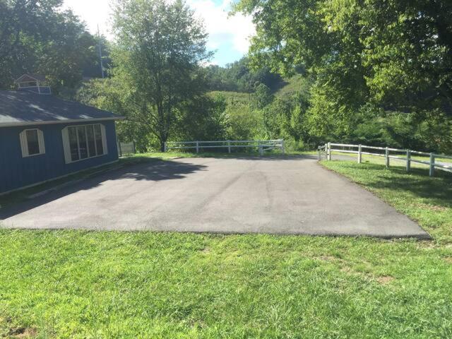 Across from Dollywood w FREE Dollywood ticket, pets ok wfee, arcade, hot tub view 5
