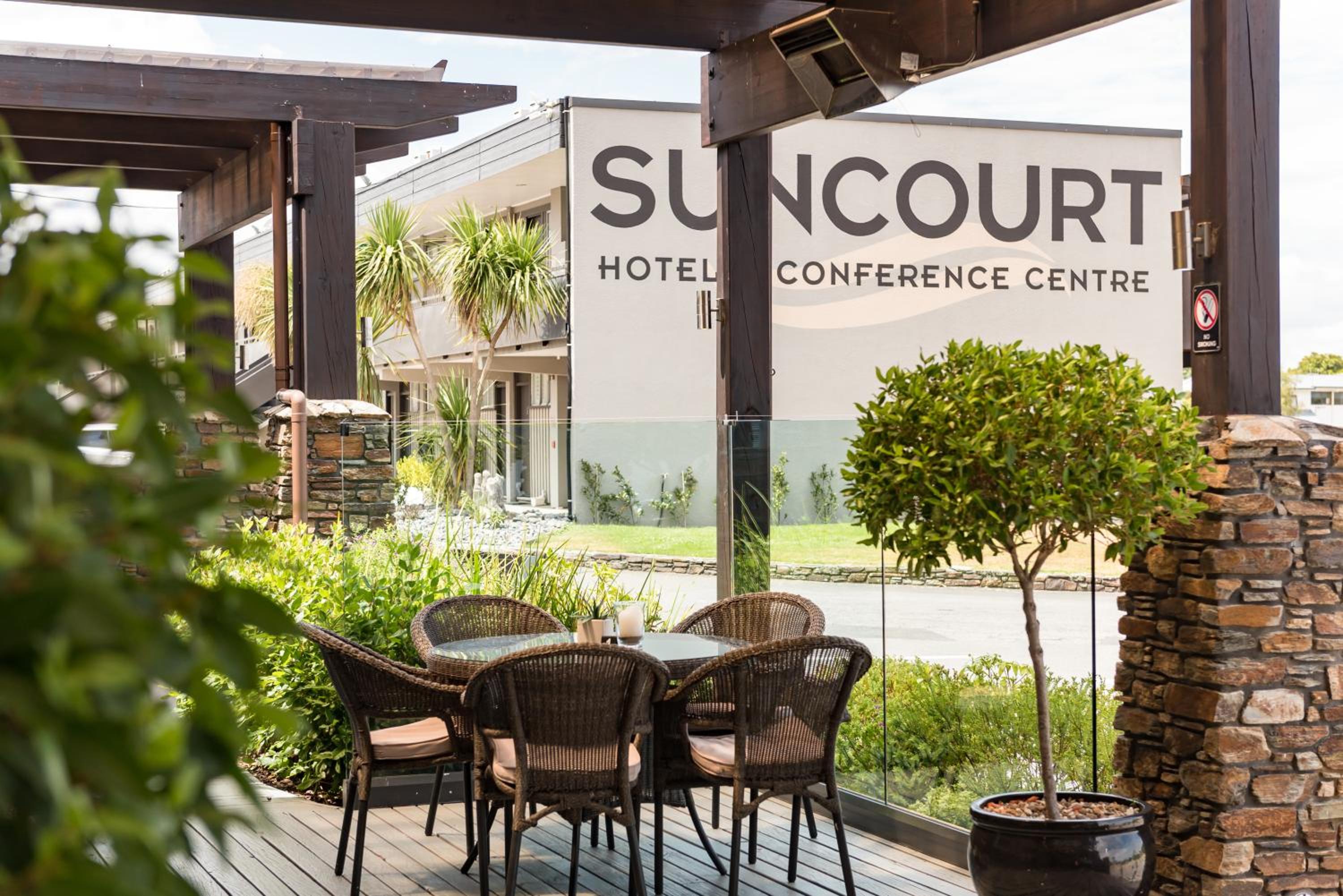 Hotel Suncourt Hotel & Conference Centre - Image 1