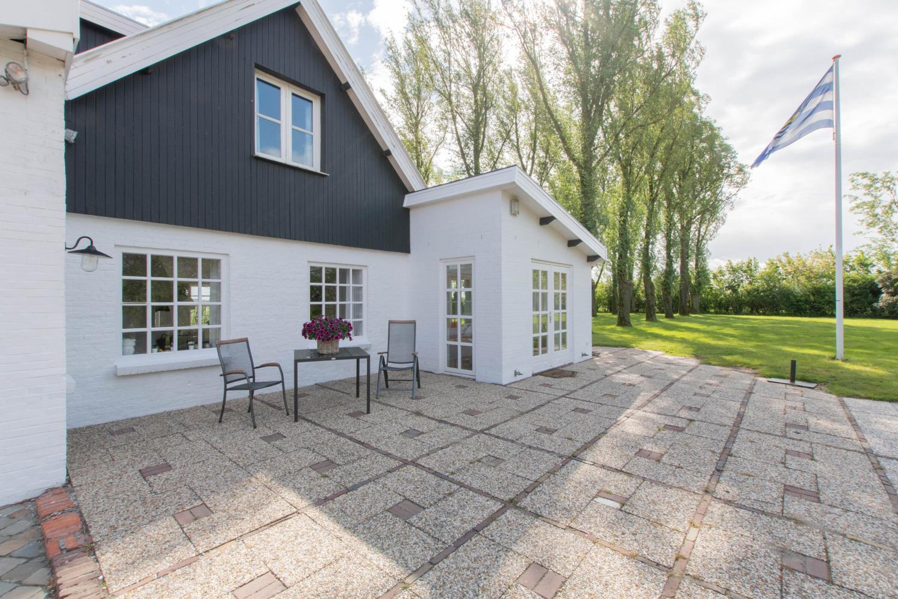 Prachtig gelegen vrijstaand landhuis view 2