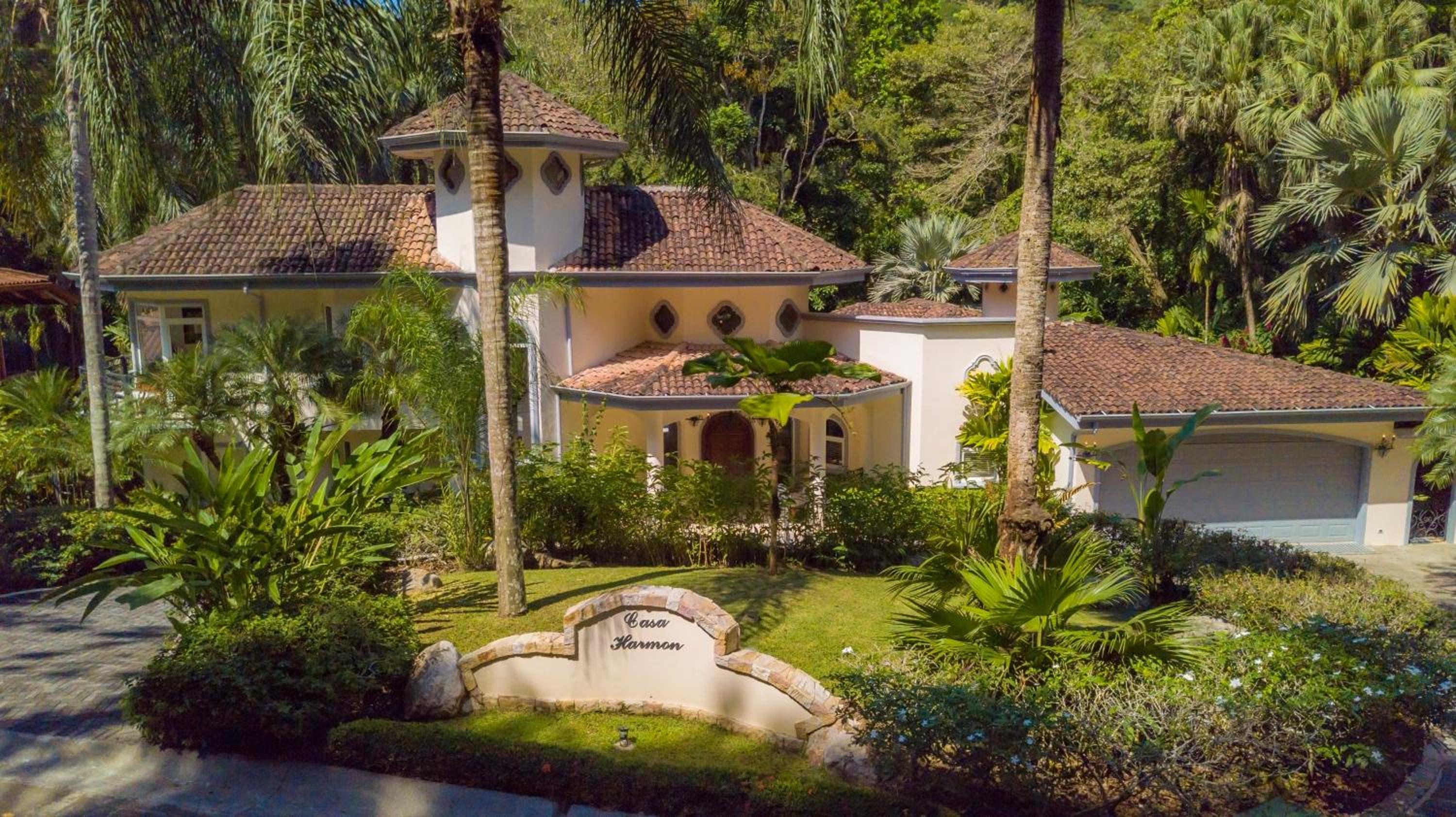Harmon Estate 6 bdrs private pool in Los Suenos