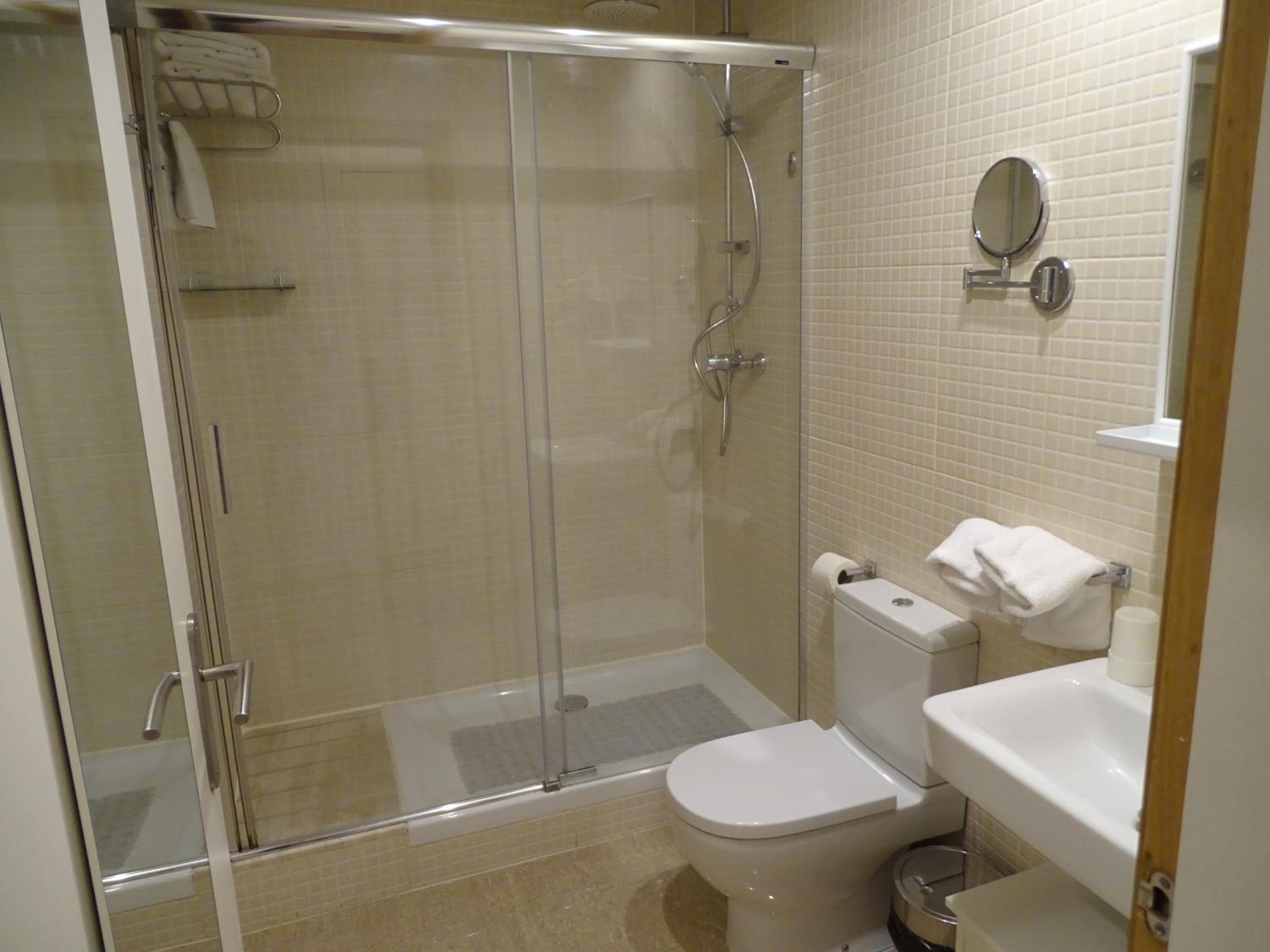The Hotel 592 - Adults Only