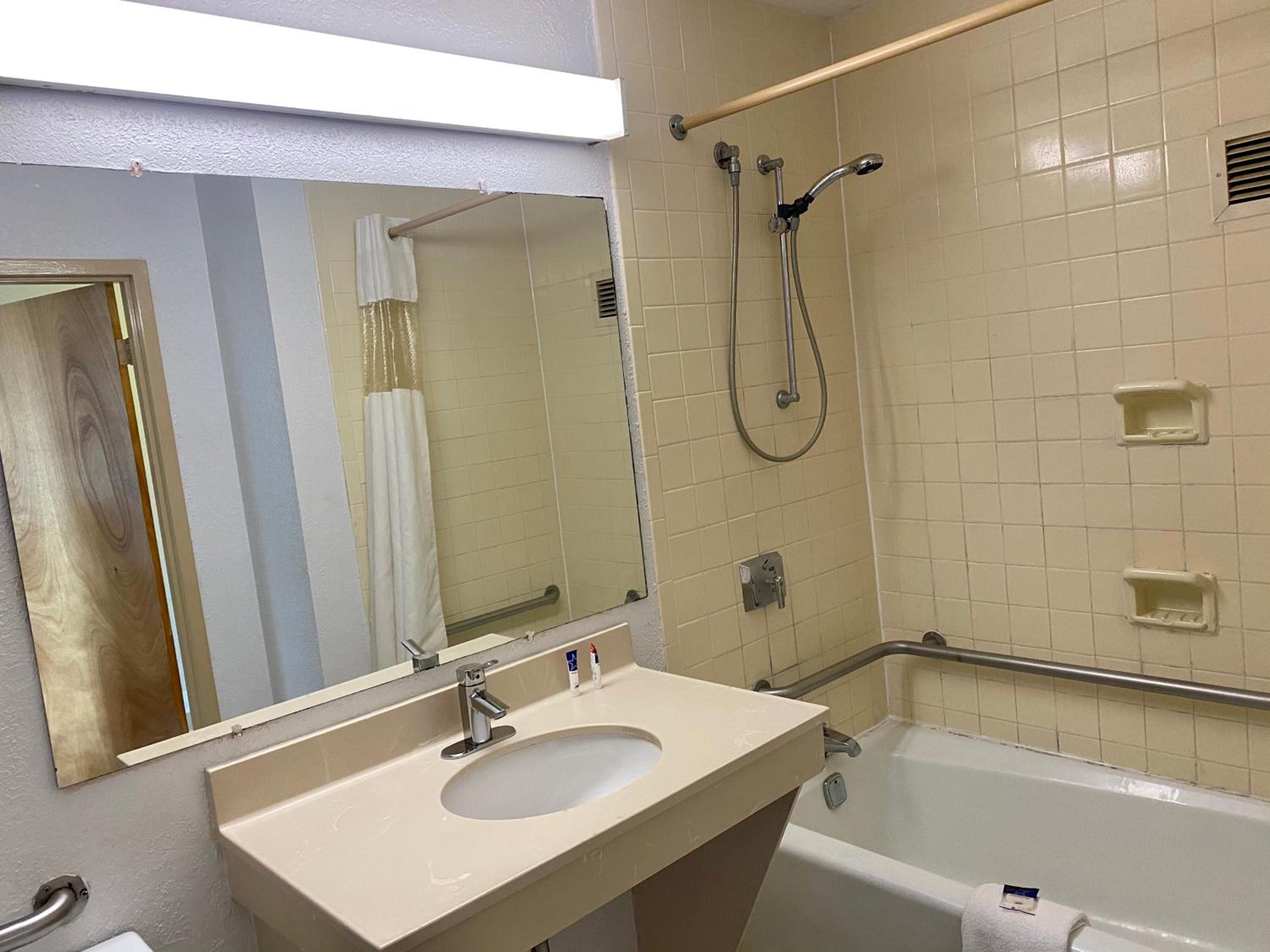 Marianna Vacations - Motel 6 Marianna, FL - Property Image 9