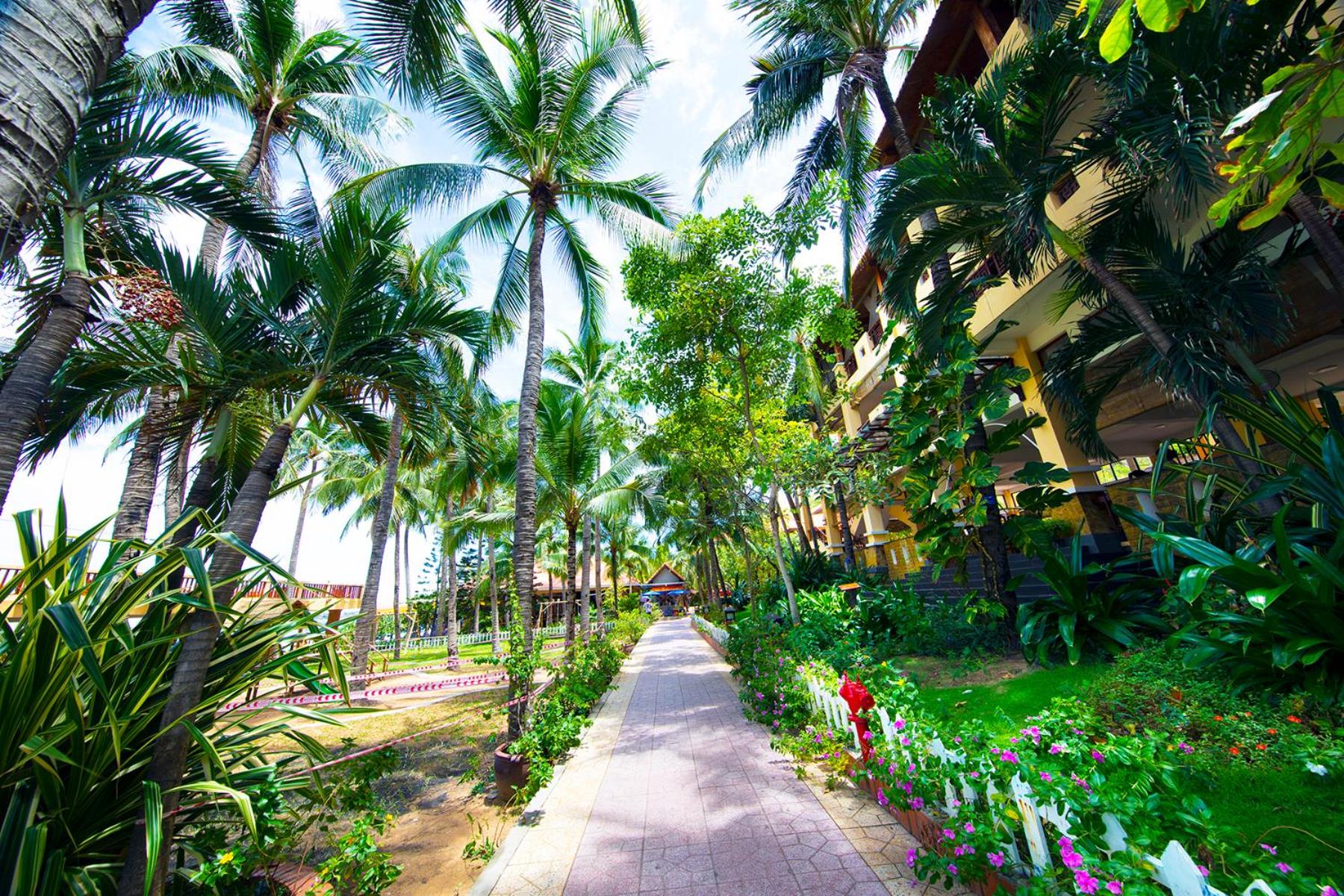 Hon Rom Central Beach Resort