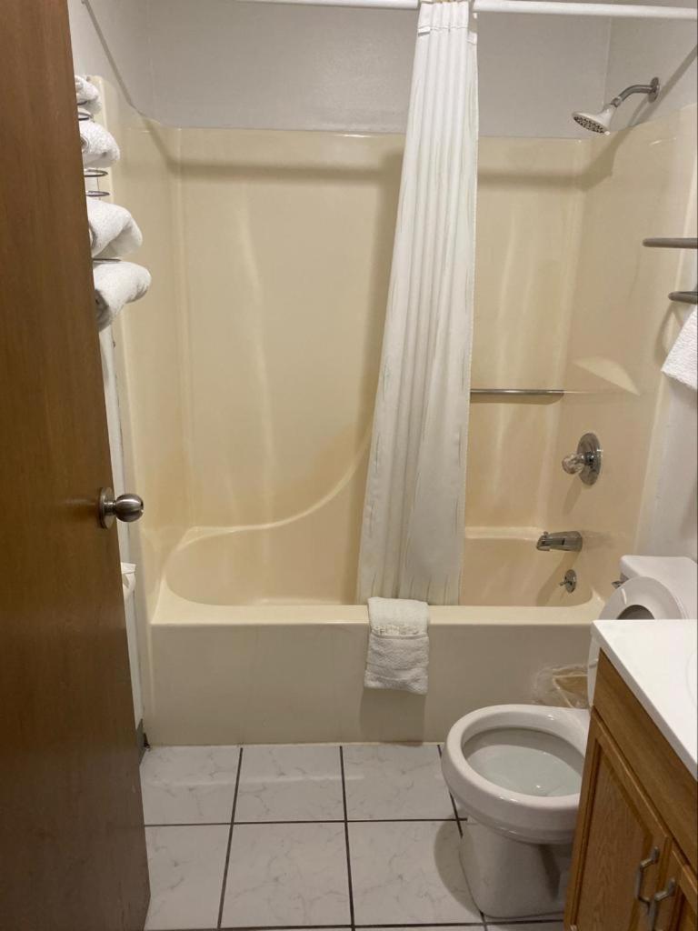 Americas Best Value Inn West Frankfort - Property Image 6