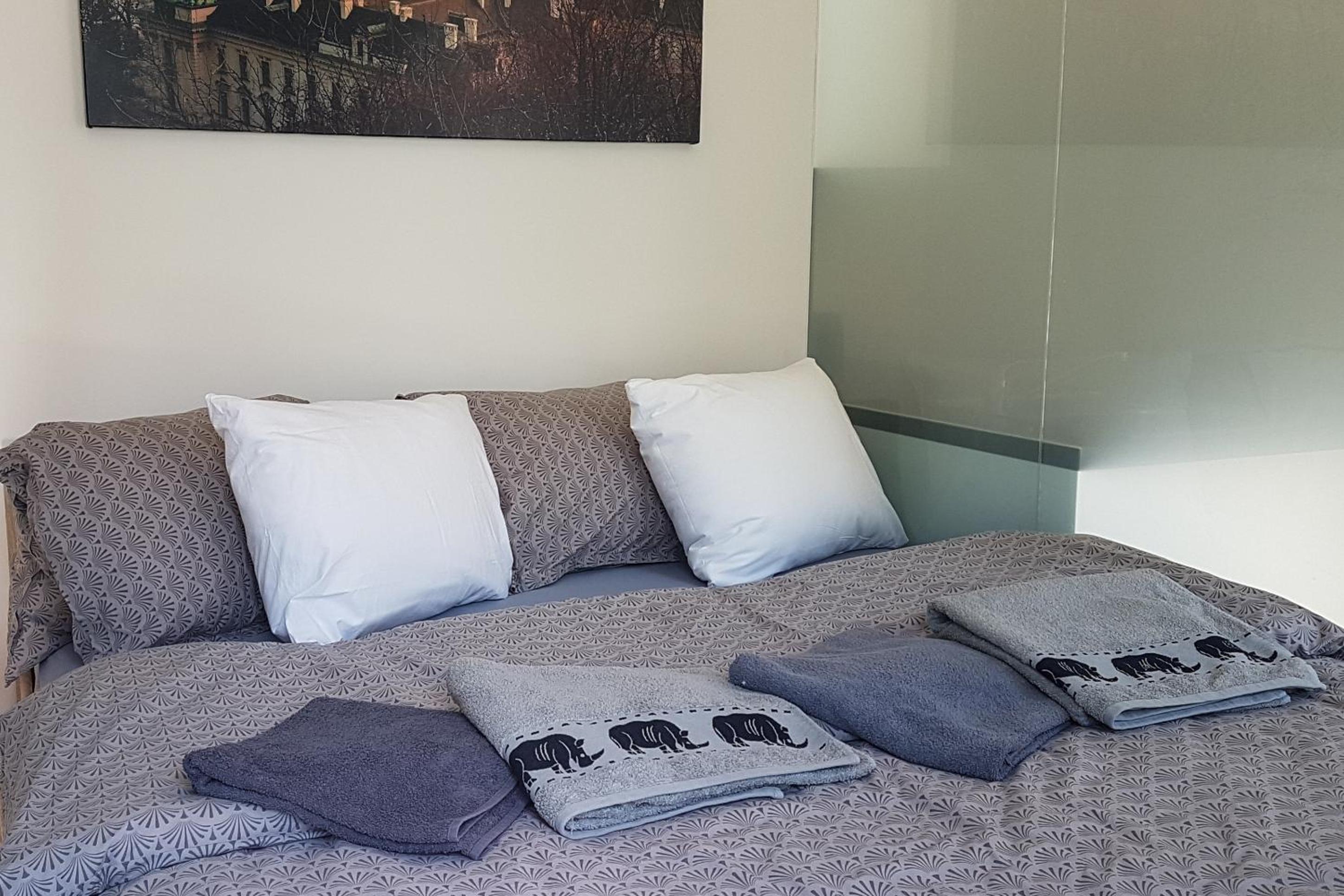 ONSITE Free Garage Parking, 10min Centre by Bus