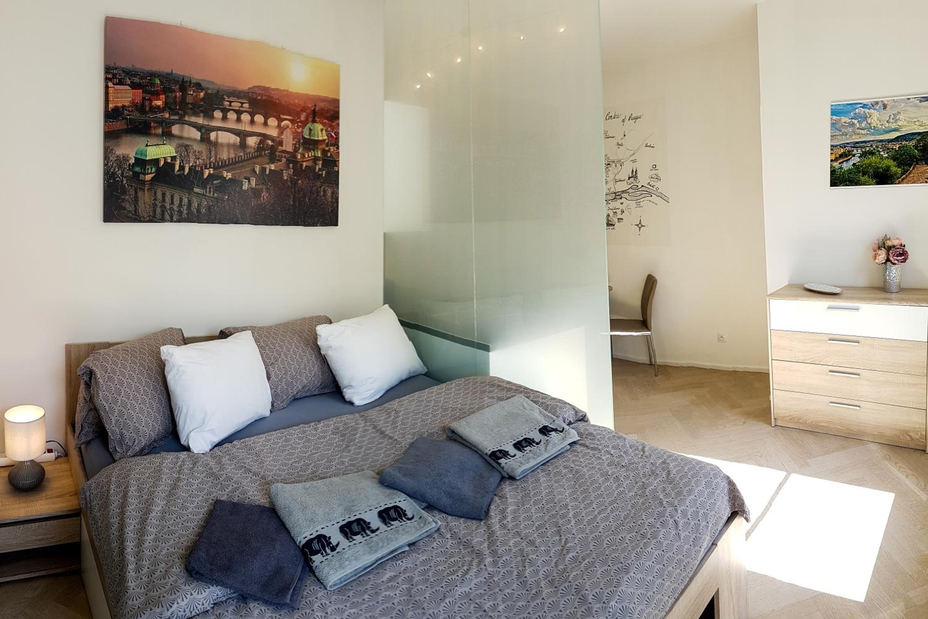 ONSITE Free Garage Parking, 10min Centre by Bus