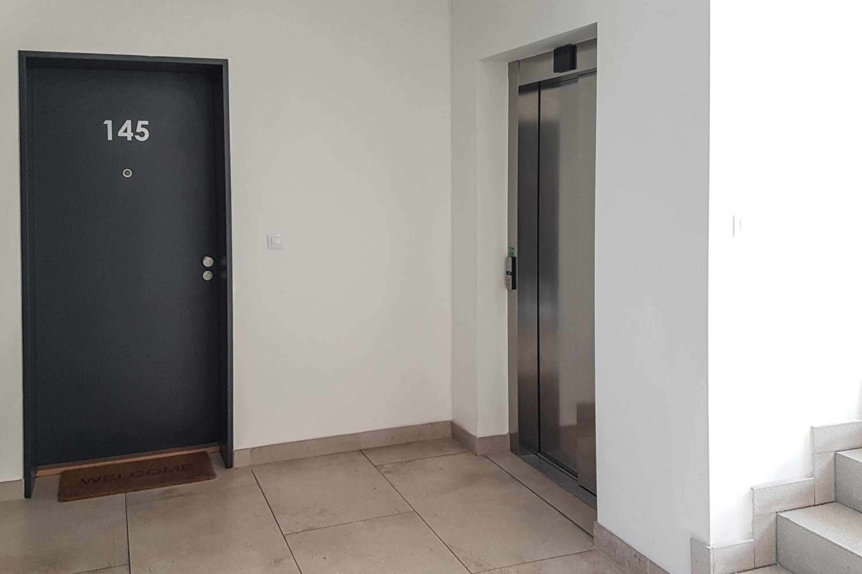 ONSITE Free Garage Parking, 10min Centre by Bus