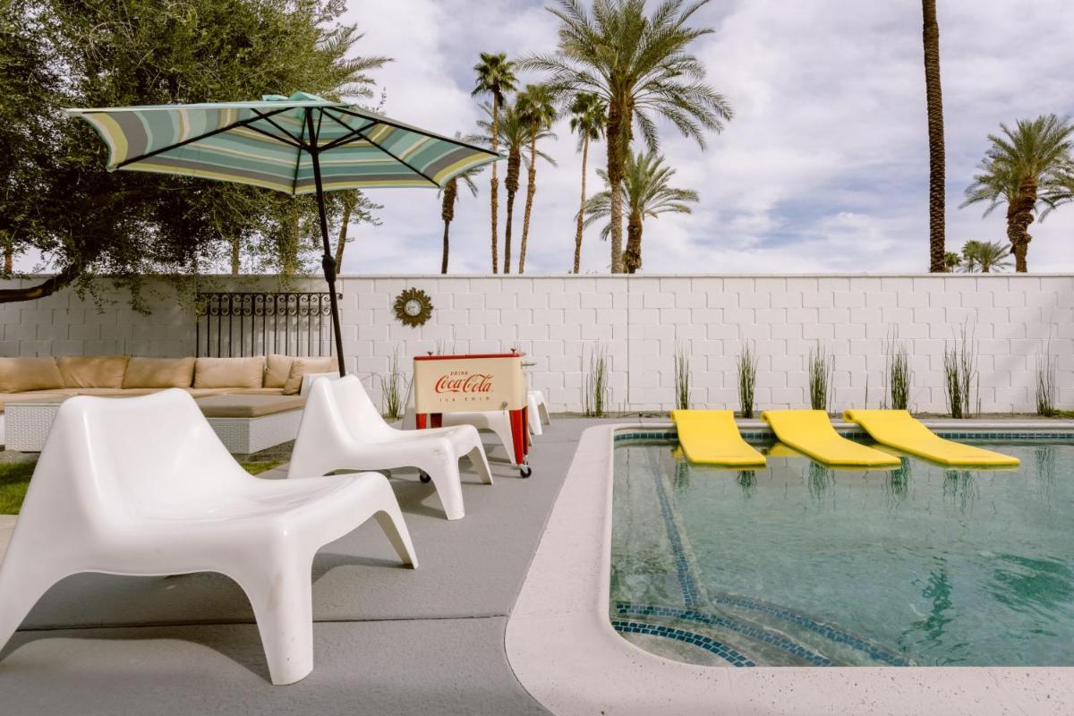 Mid Century Modern With Amazing Mountain View (E-Scooters Included) view 5