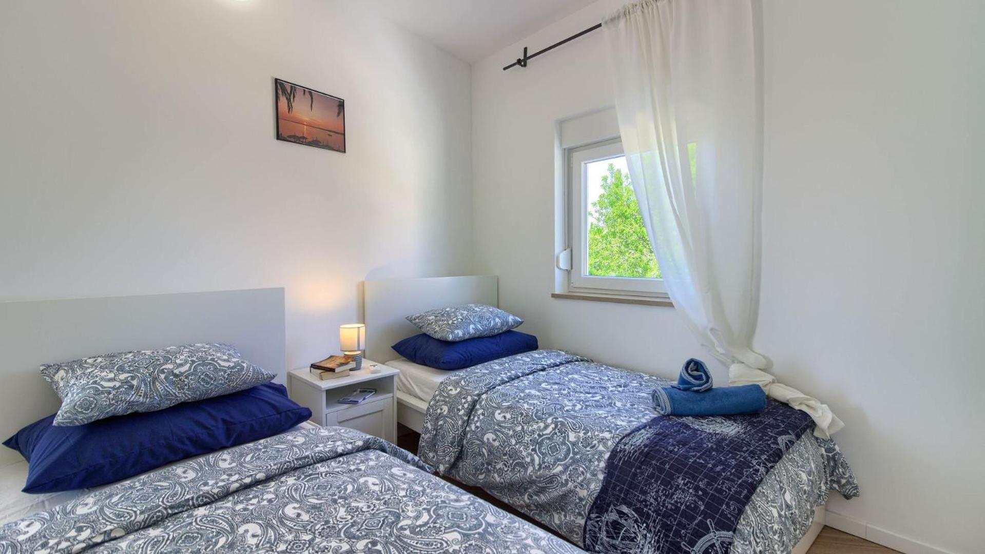 Vila White Jasmin photo 3