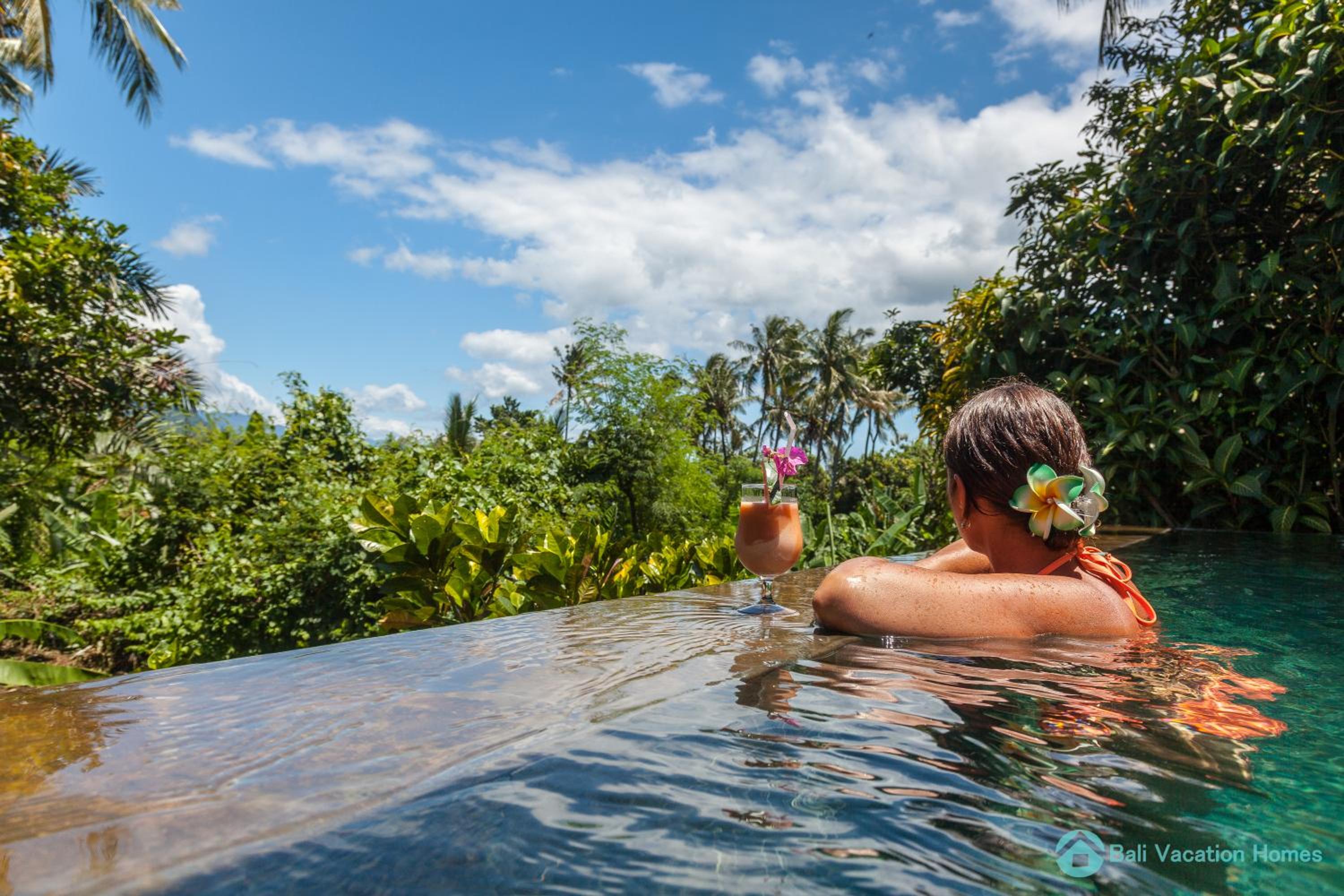 Treasure of Bali, 3BR villa, infinity pool, staff view 4