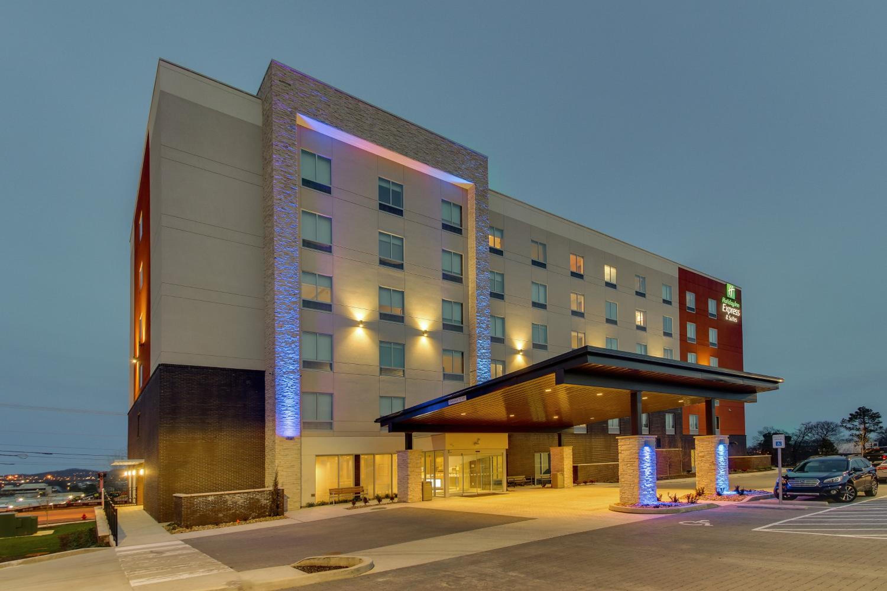 Hotel Holiday Inn Express & Suites Nashville Metrocenter Downtown By Ihg