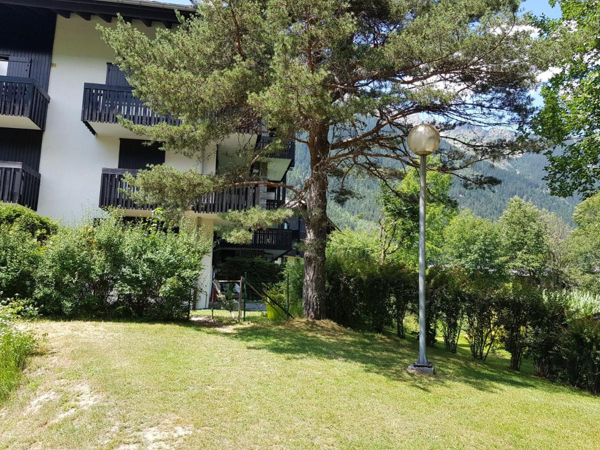 bel appartement , son jardin et le lac view 2