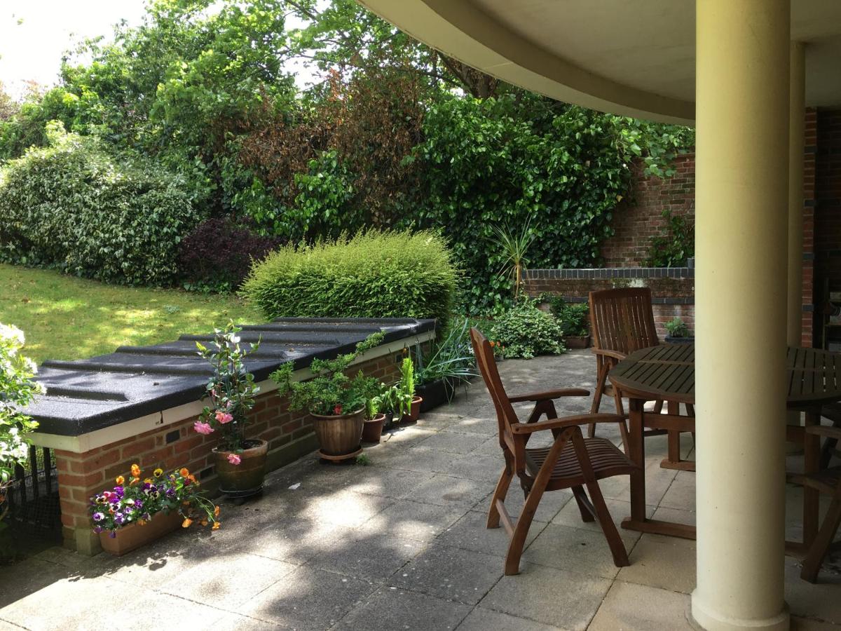 Basingstoke Vacations - The Garden Suite - Property Image 7