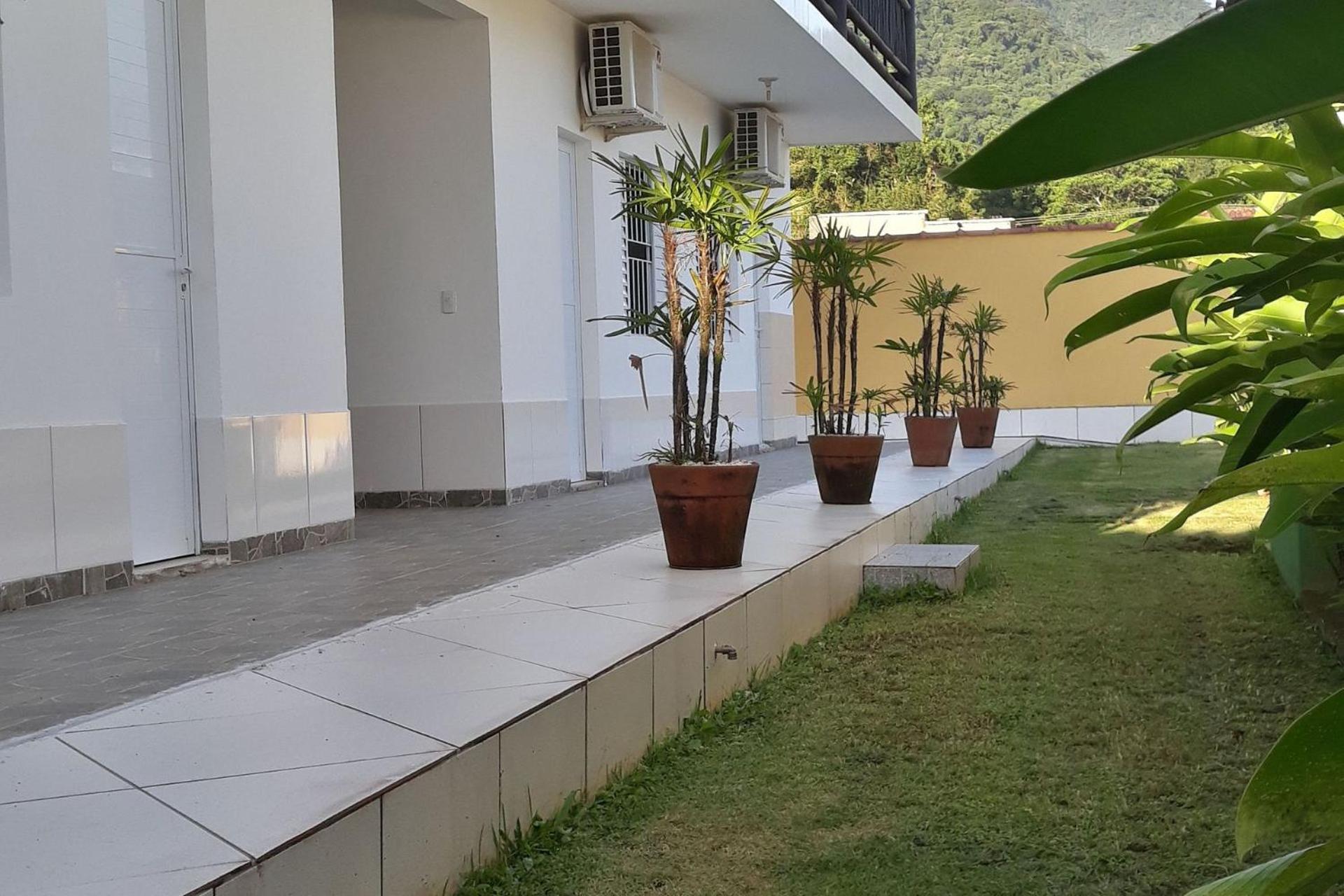 Estúdio em maresias com ar condicionado e piscina