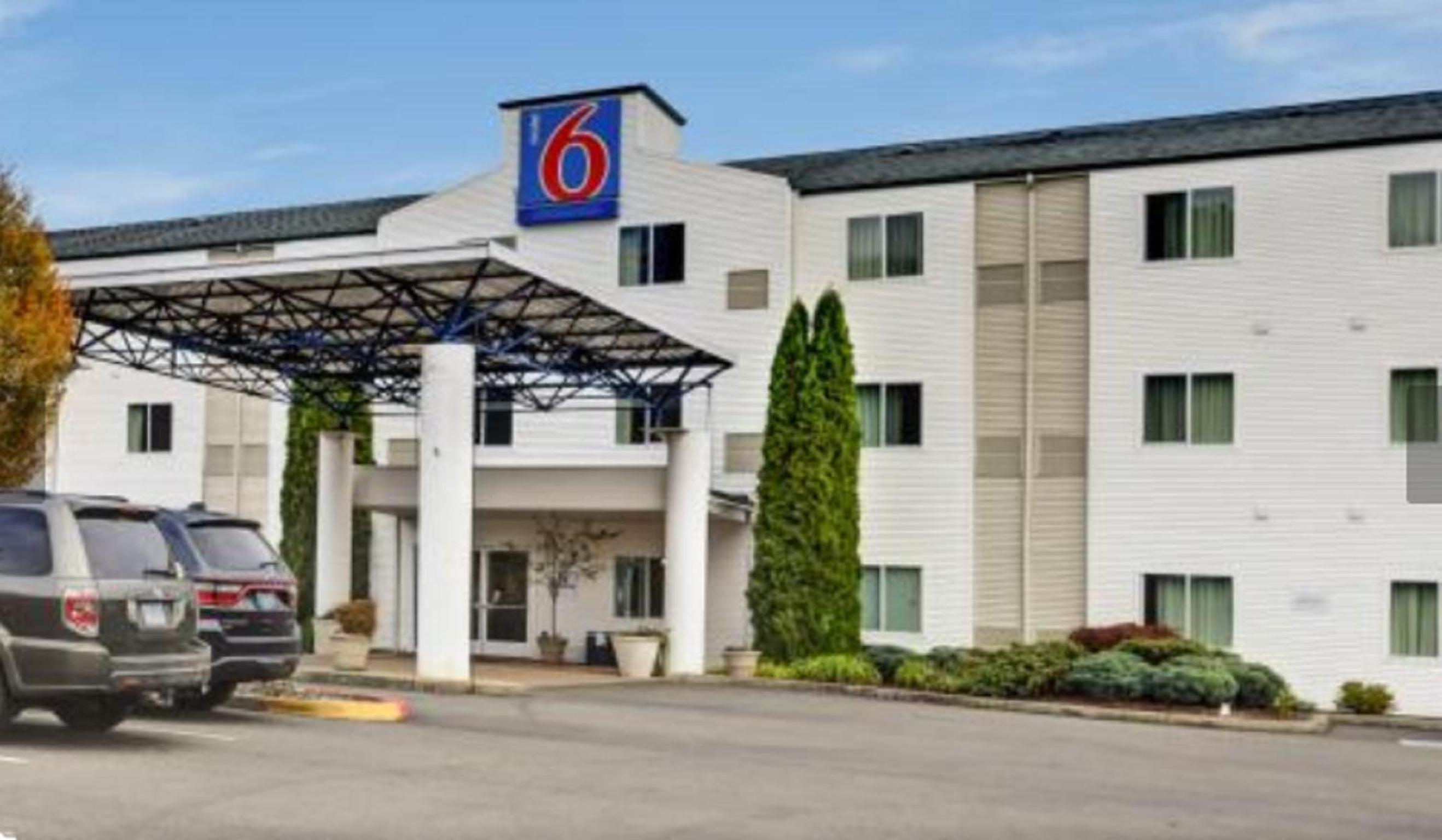 Roseburg Vacations - Motel 6-Roseburg, OR - Property Image 1