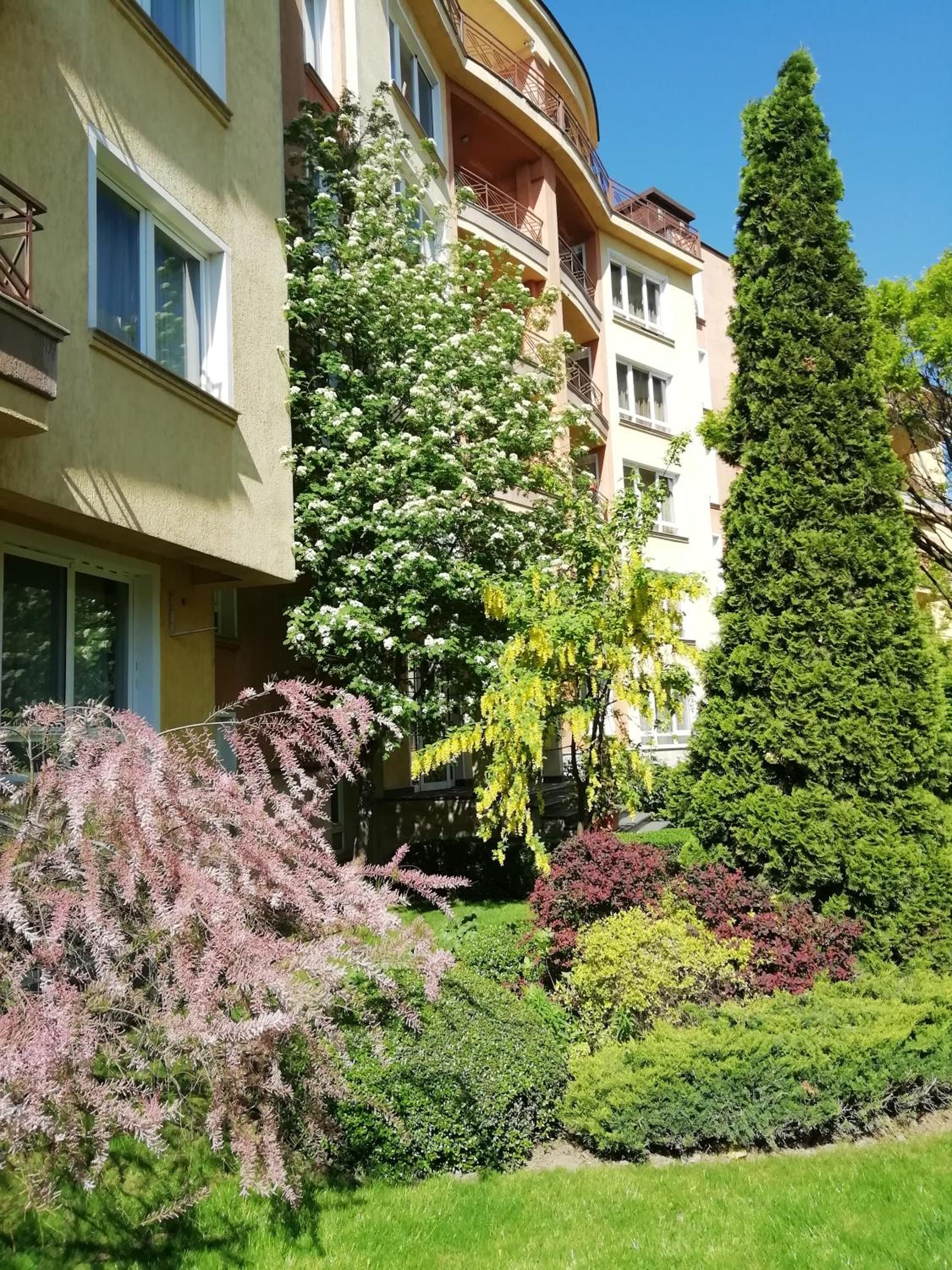 Aparthouse Borovo near Bulgaria Mall, free street parking view 2