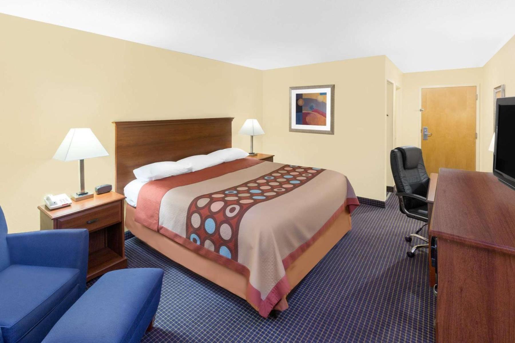 Super 8 by Wyndham Hattiesburg South view 3