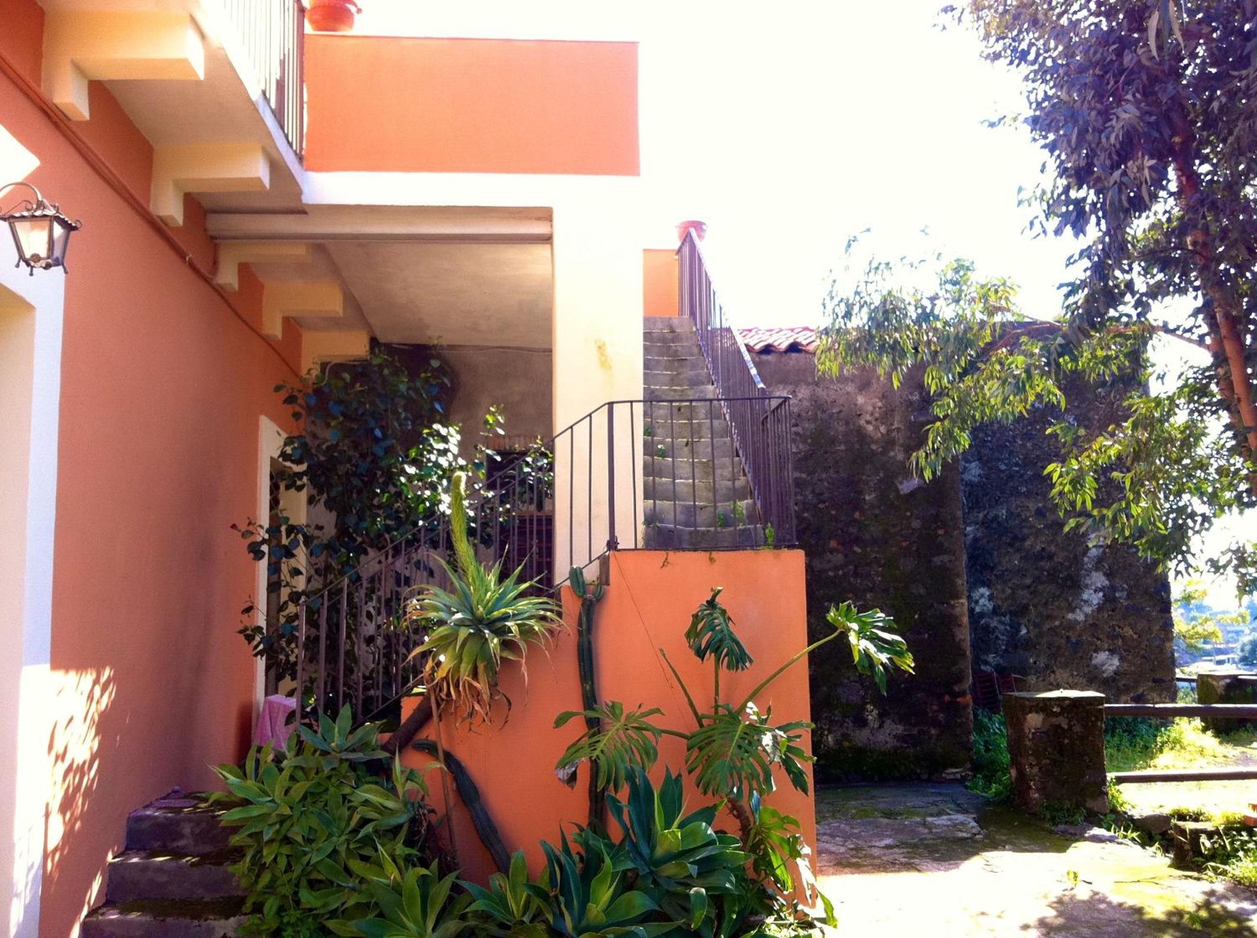Villa Bonaccorso - antica e maestosa villa con piscina ai piedi dell'Etna