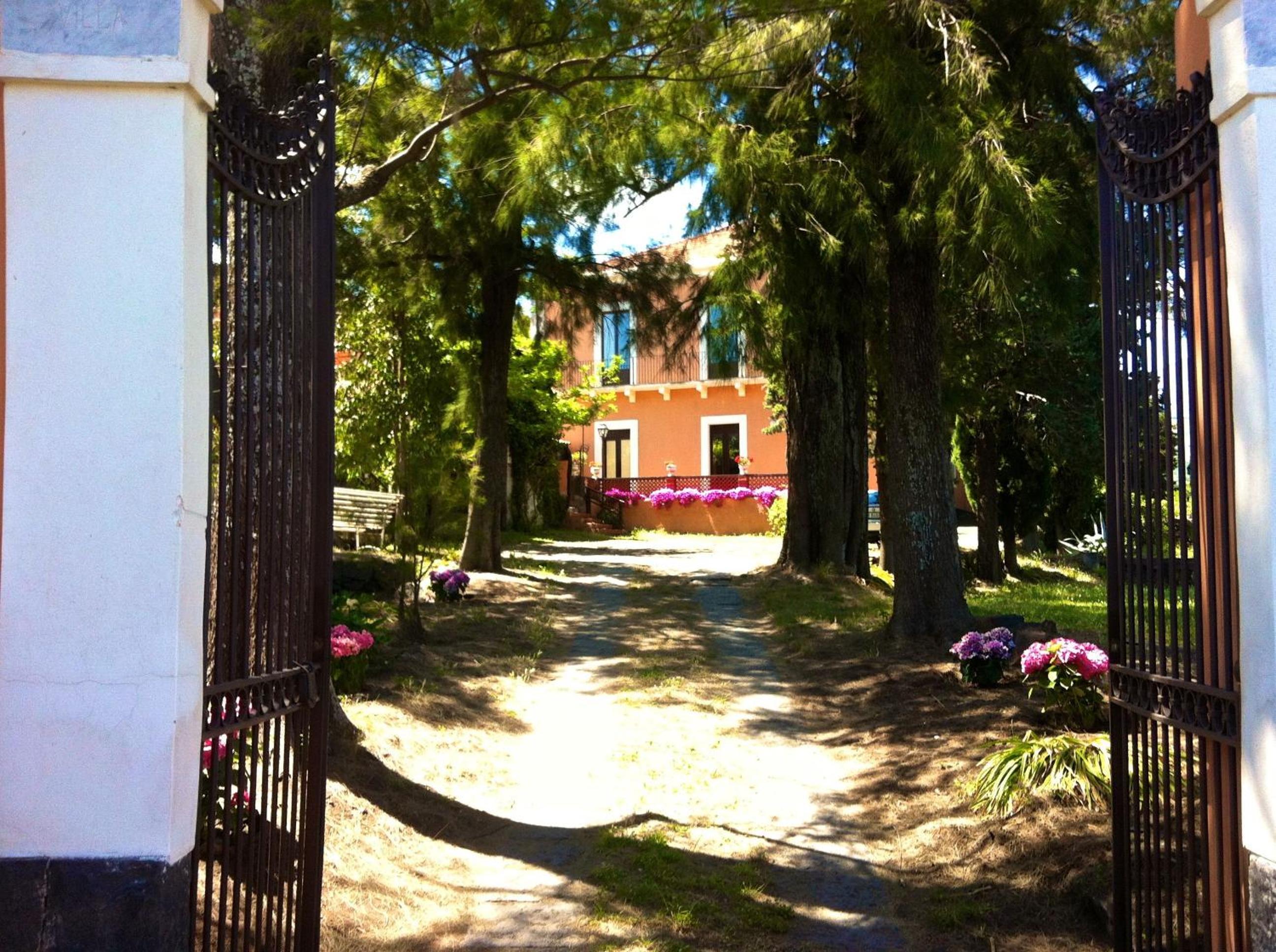 Villa Bonaccorso - antica e maestosa villa con piscina ai piedi dell'Etna