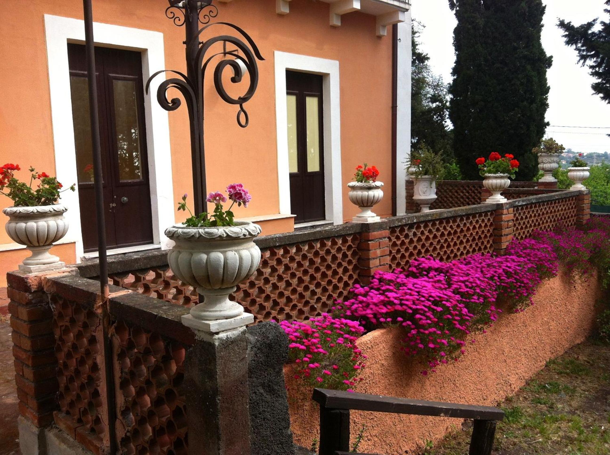 Villa Bonaccorso - antica e maestosa villa con piscina ai piedi dell'Etna