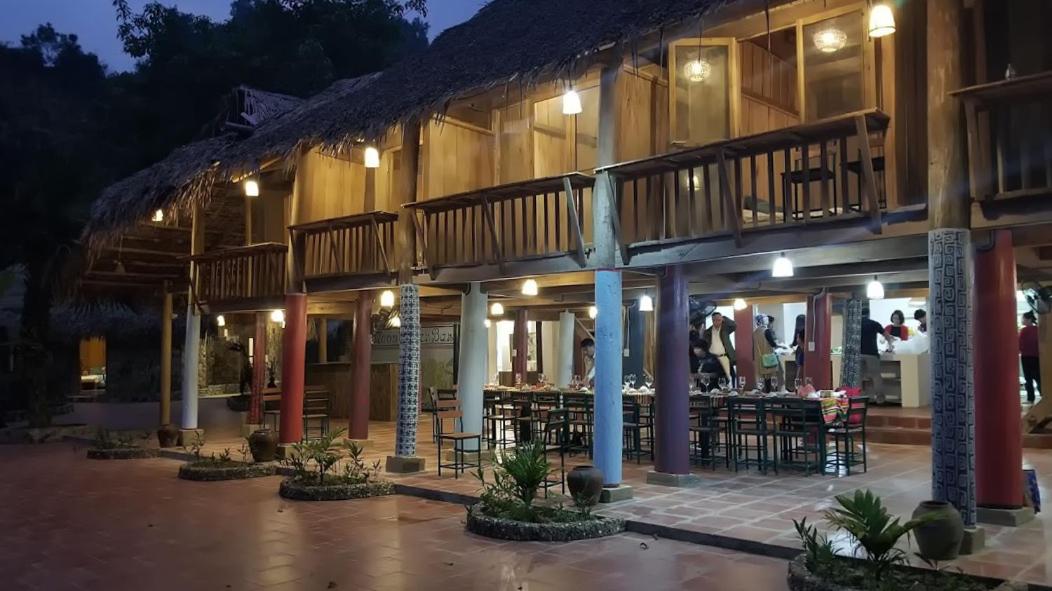 LePont Mu Waterfall Bungalow