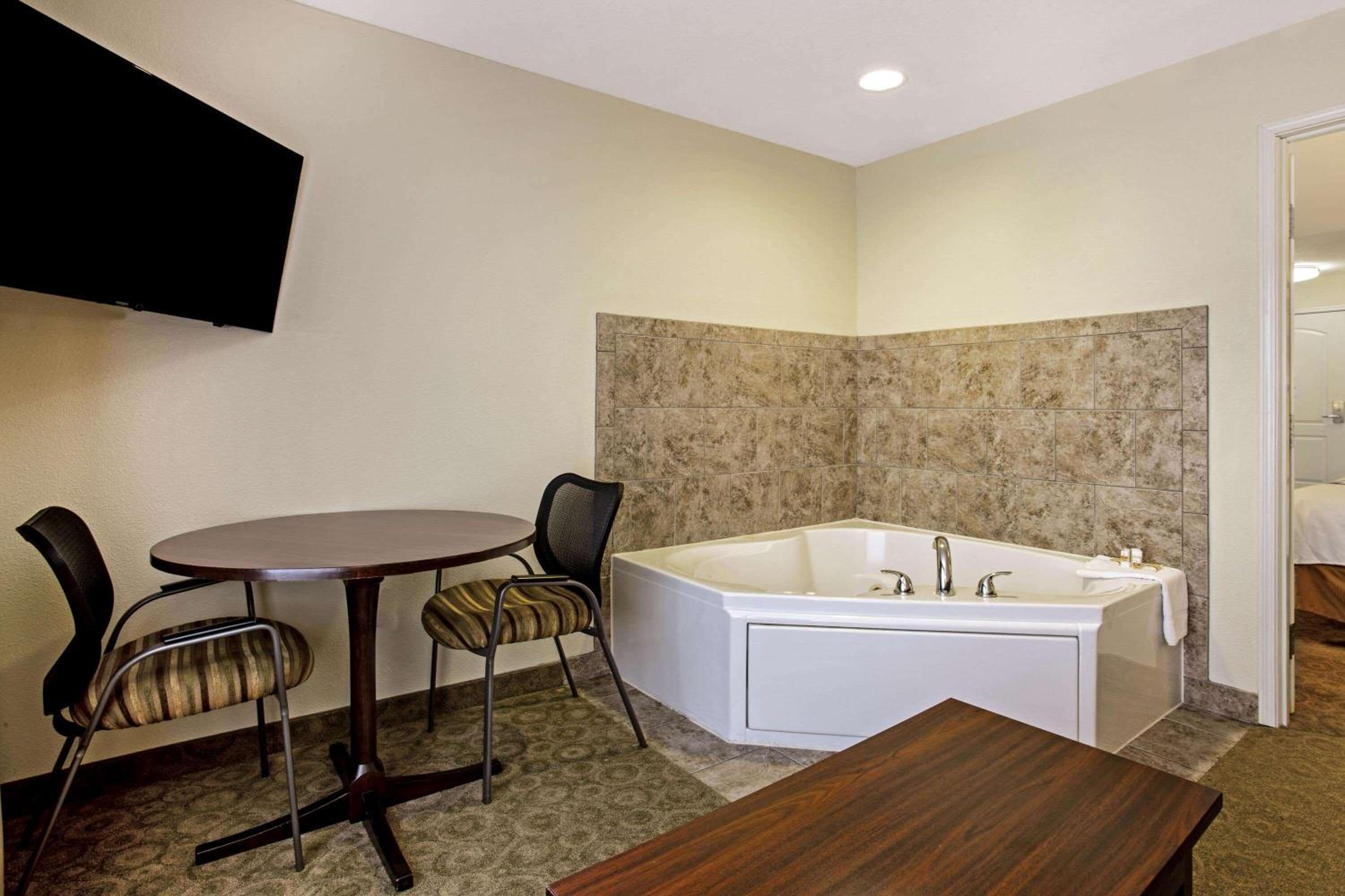 Bismarck Vacations - La Quinta by Wyndham Bismarck - Property Image 9