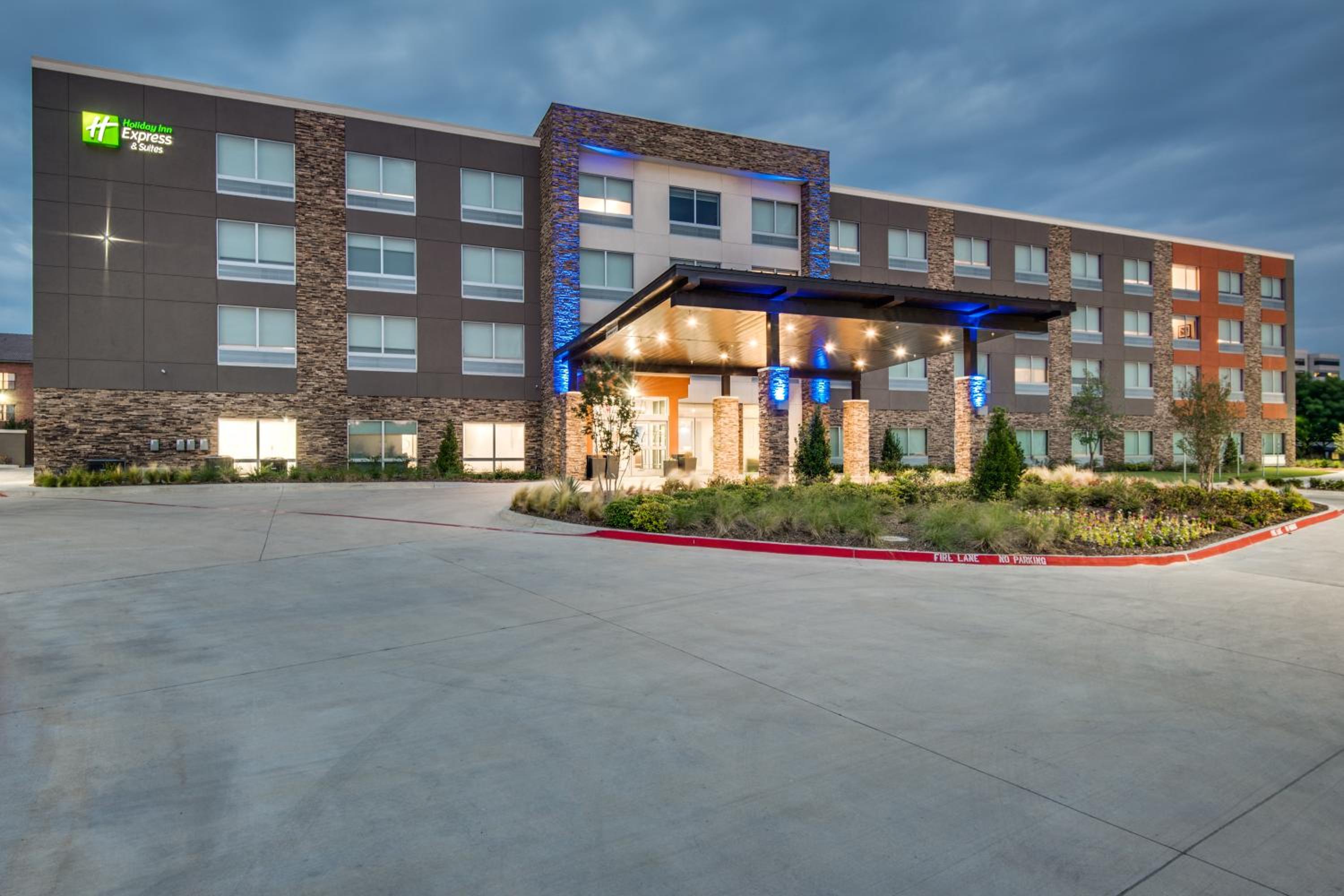 Hotel Holiday Inn Express & Suites Dallas North - Addison, an IHG Hotel - Image 1