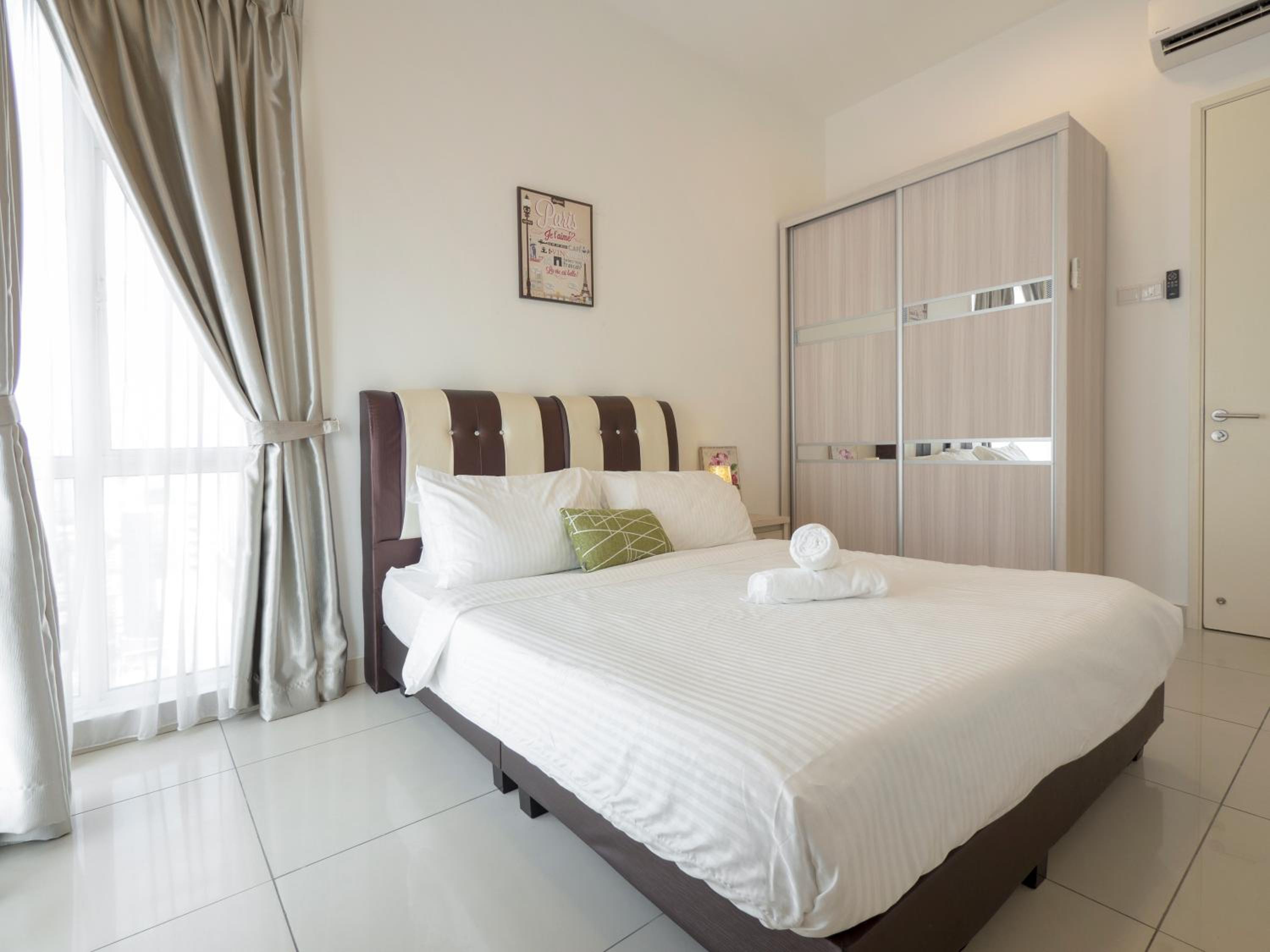 2 Parking Spacious Home near R&F Mall - Seaview & Netflix