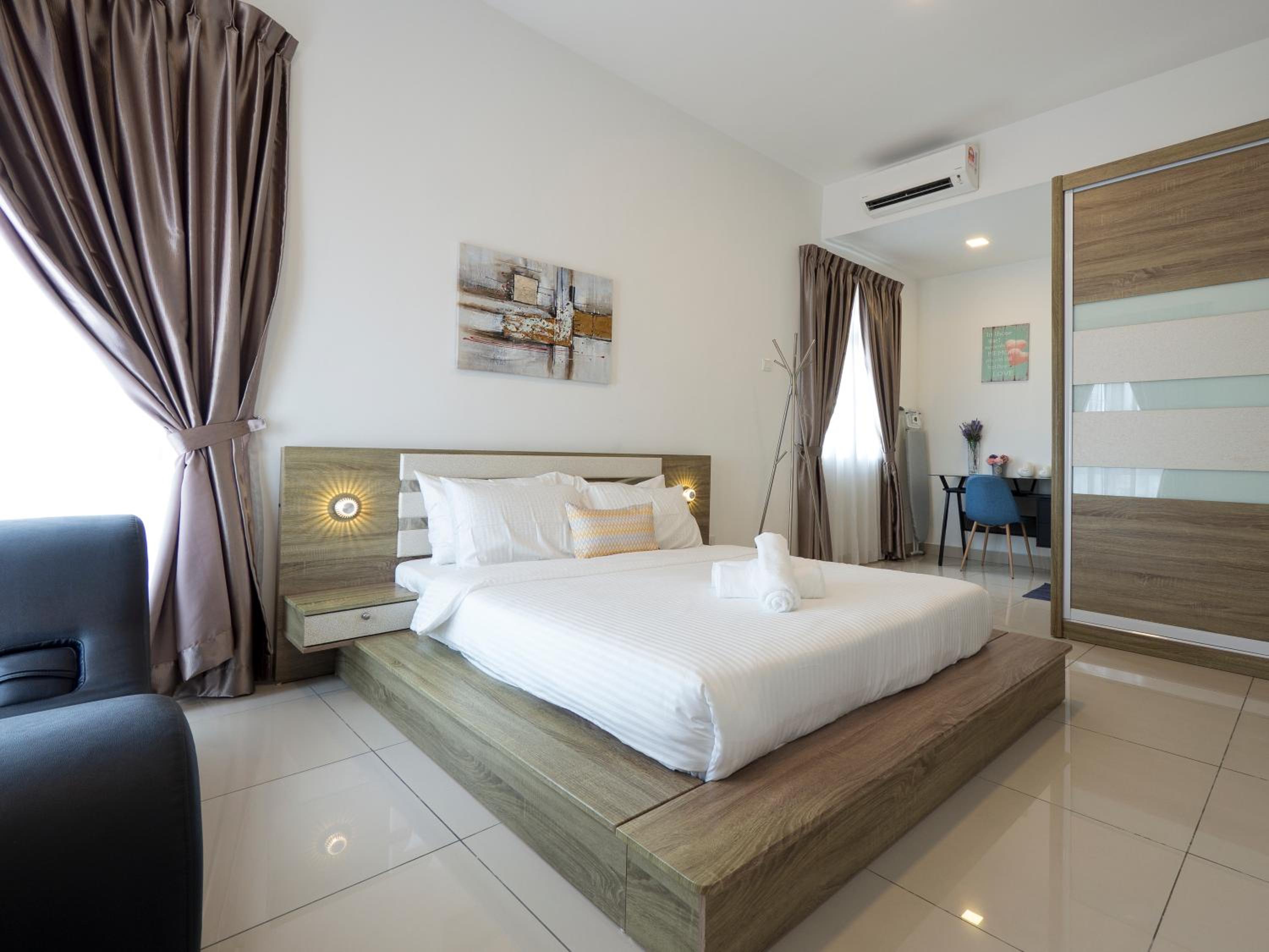 2 Parking Spacious Home near R&F Mall - Seaview & Netflix