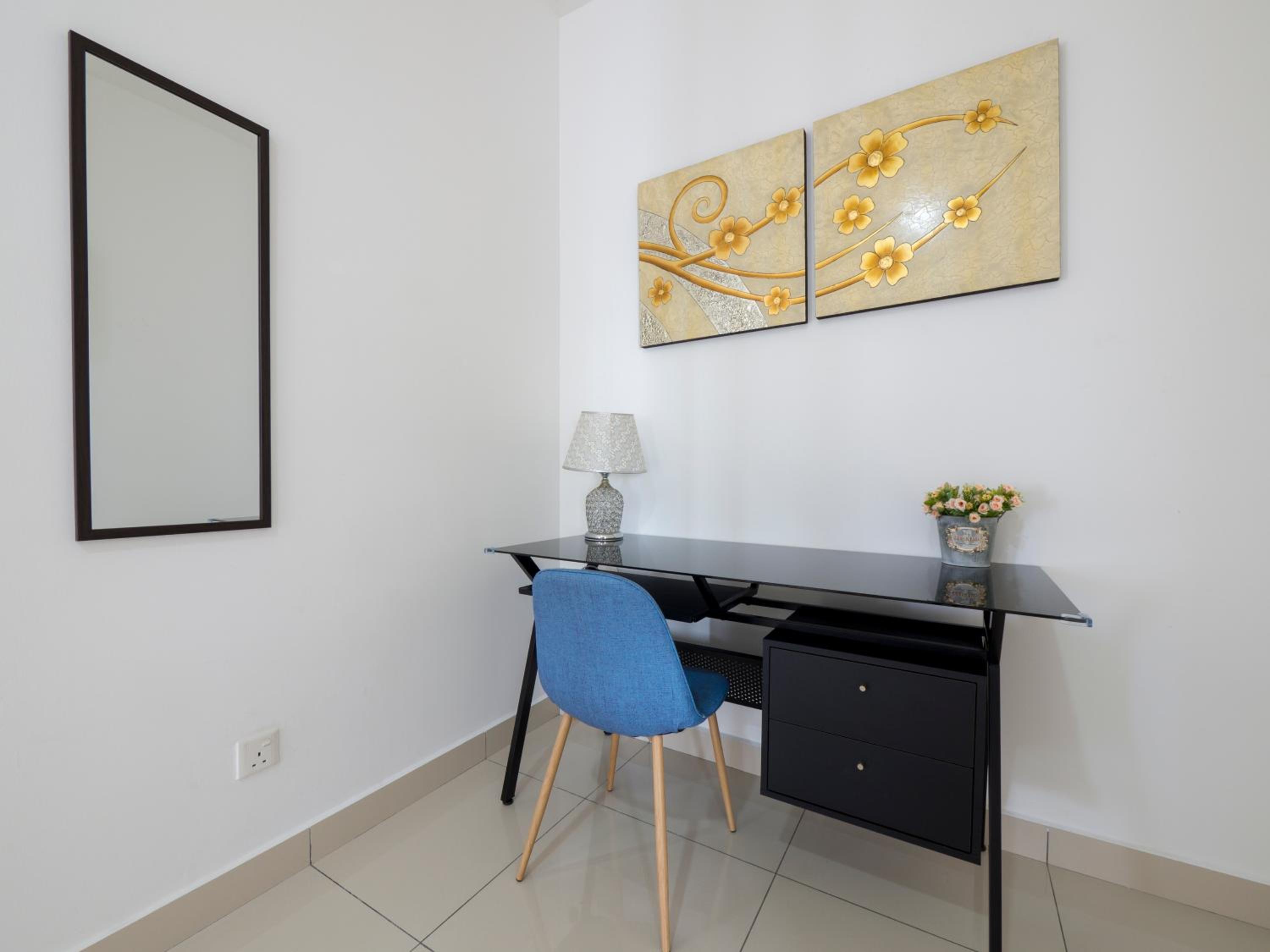 2 Parking Spacious Home near R&F Mall - Seaview & Netflix