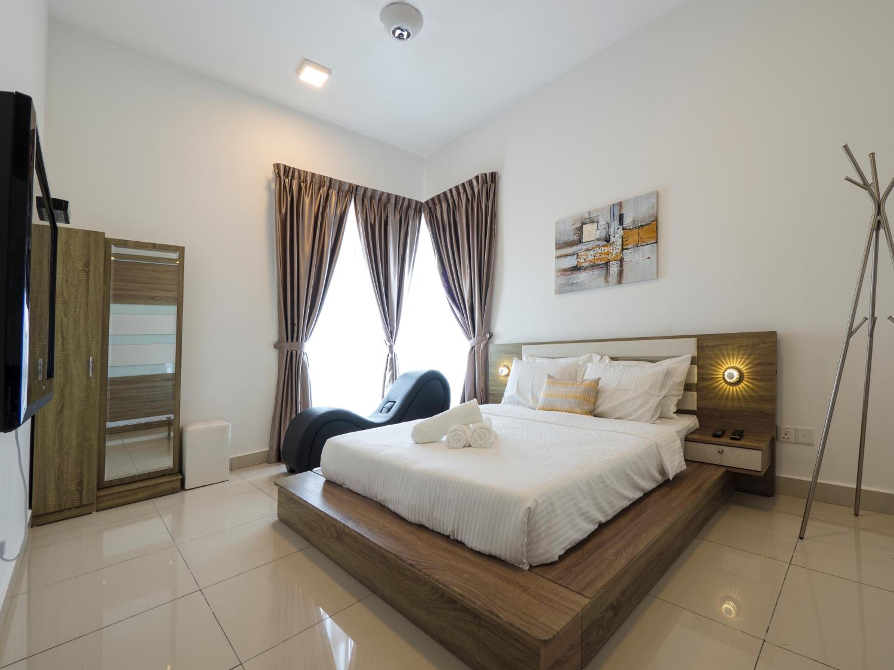 2 Parking Spacious Home near R&F Mall - Seaview & Netflix