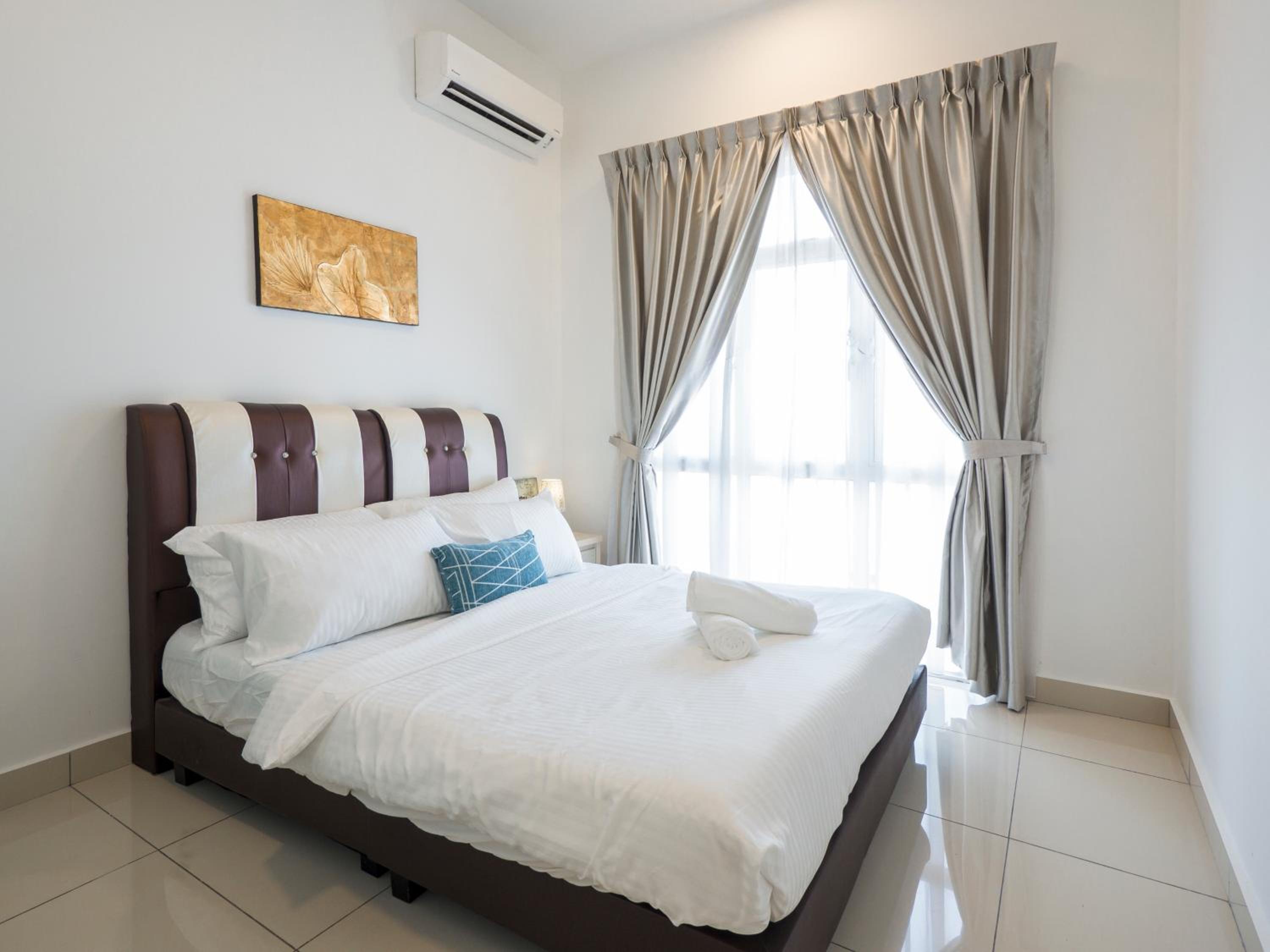 2 Parking Spacious Home near R&F Mall - Seaview & Netflix
