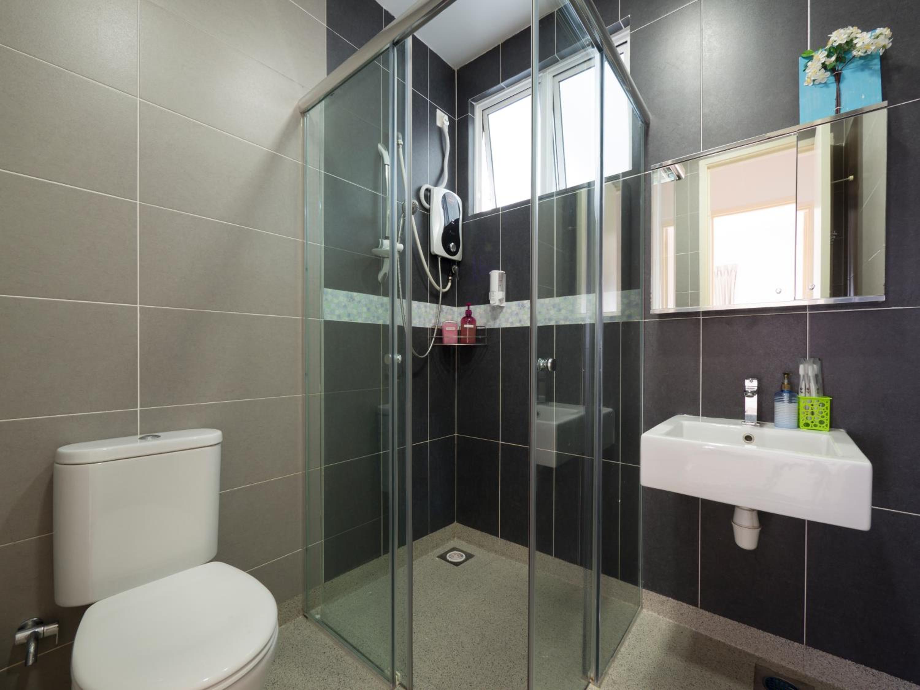 2 Parking Spacious Home near R&F Mall - Seaview & Netflix
