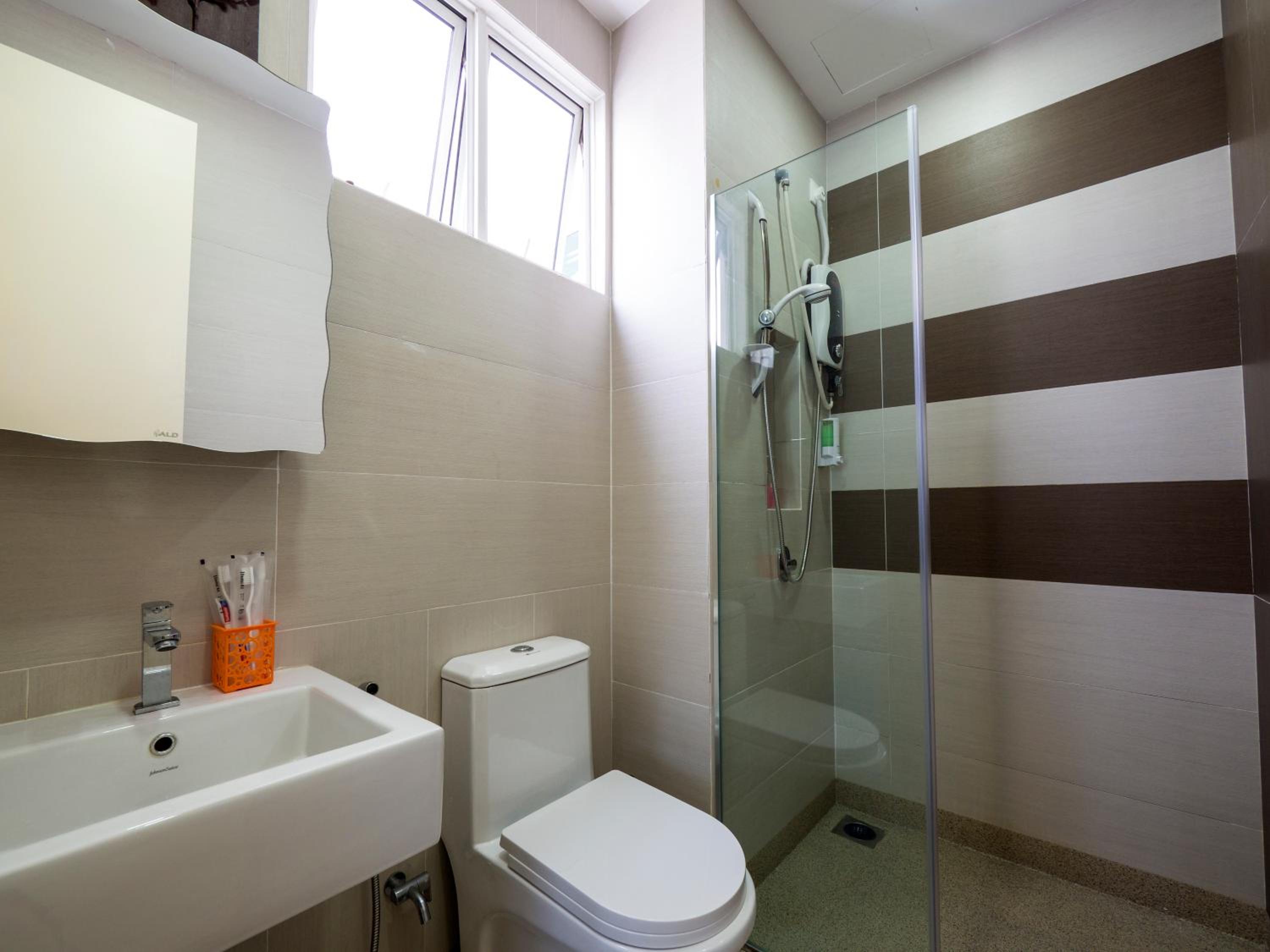 2 Parking Spacious Home near R&F Mall - Seaview & Netflix