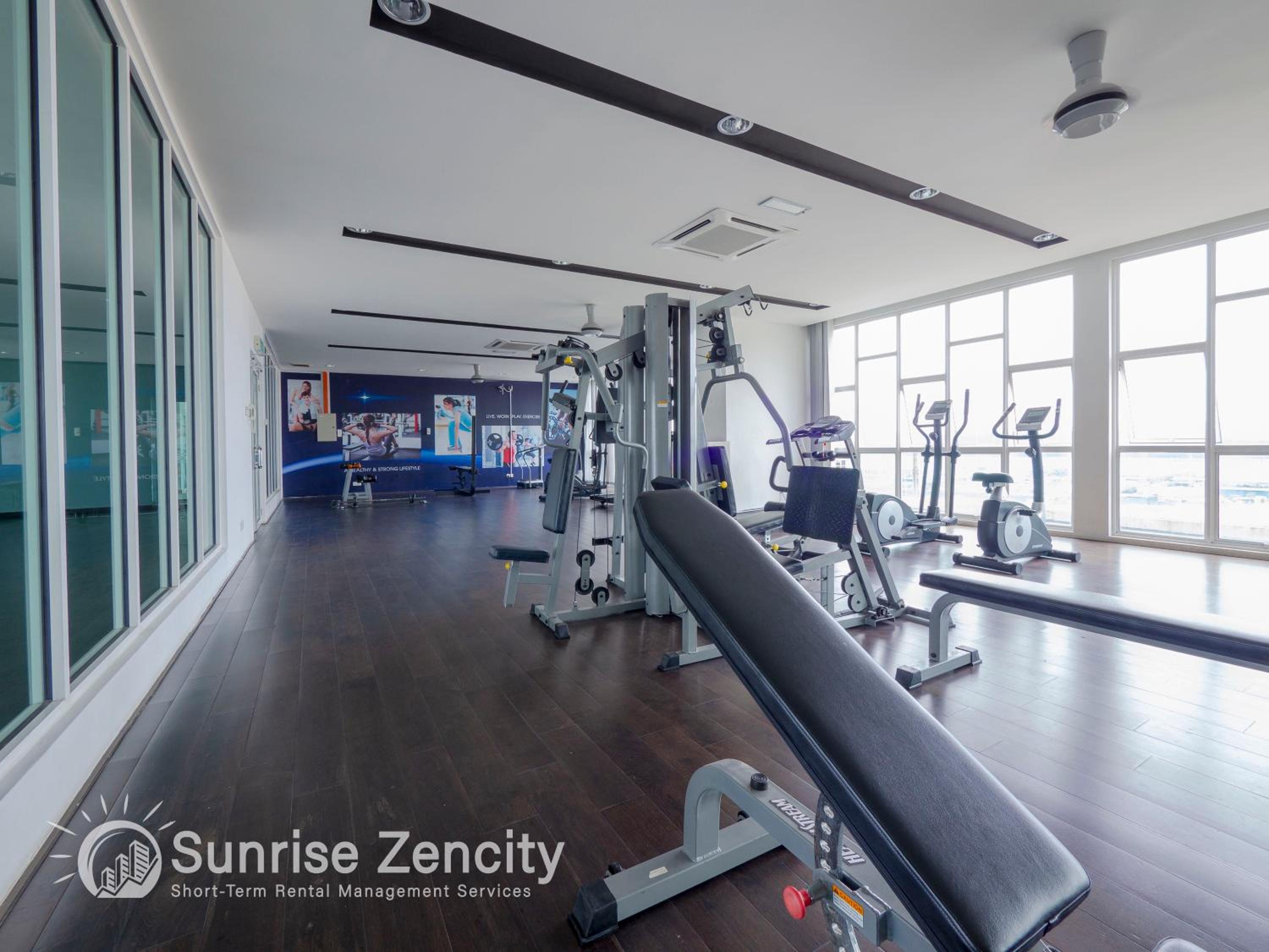 2 Parking Spacious Home near R&F Mall - Seaview & Netflix
