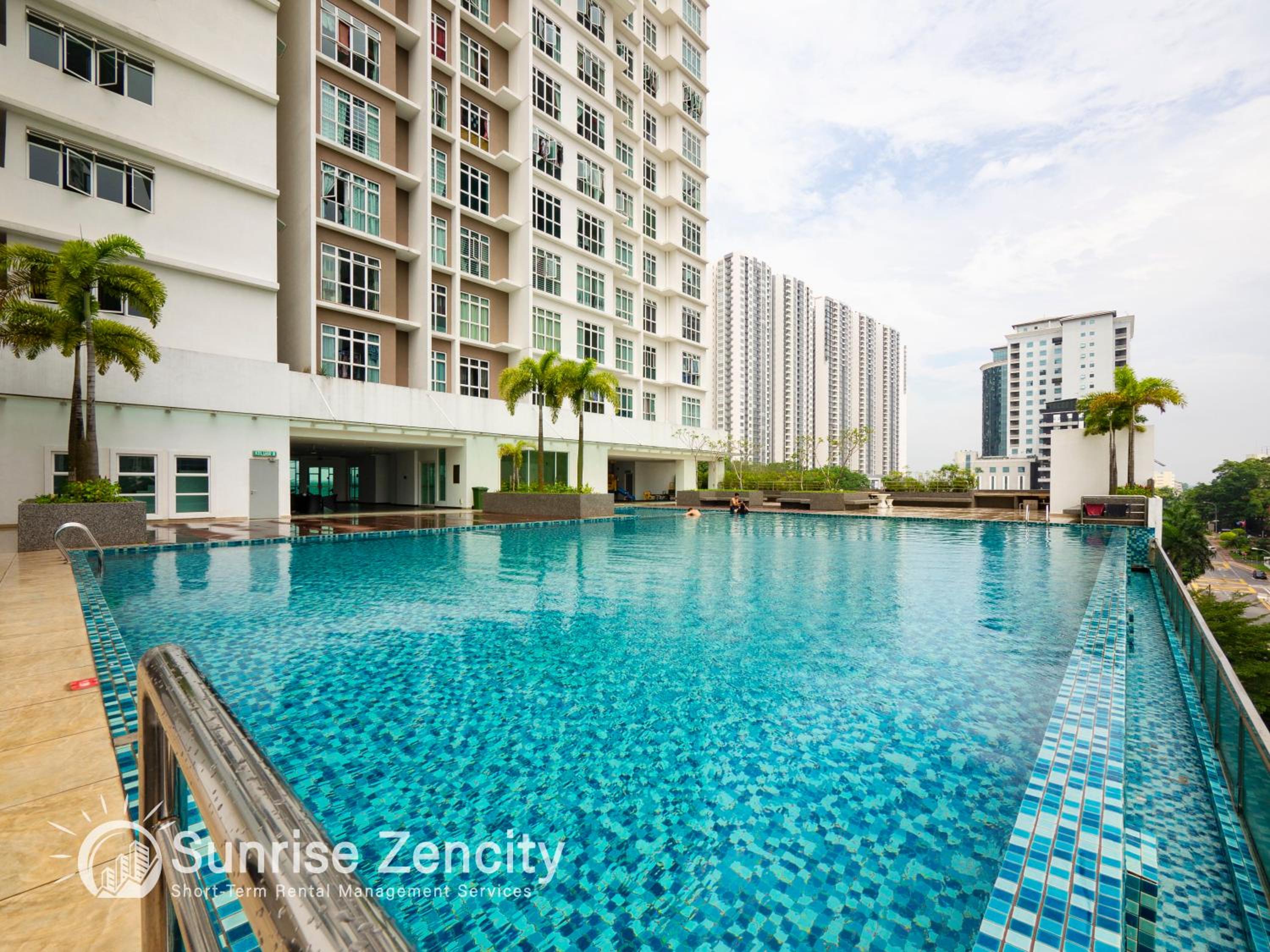 2 Parking Spacious Home near R&F Mall - Seaview & Netflix