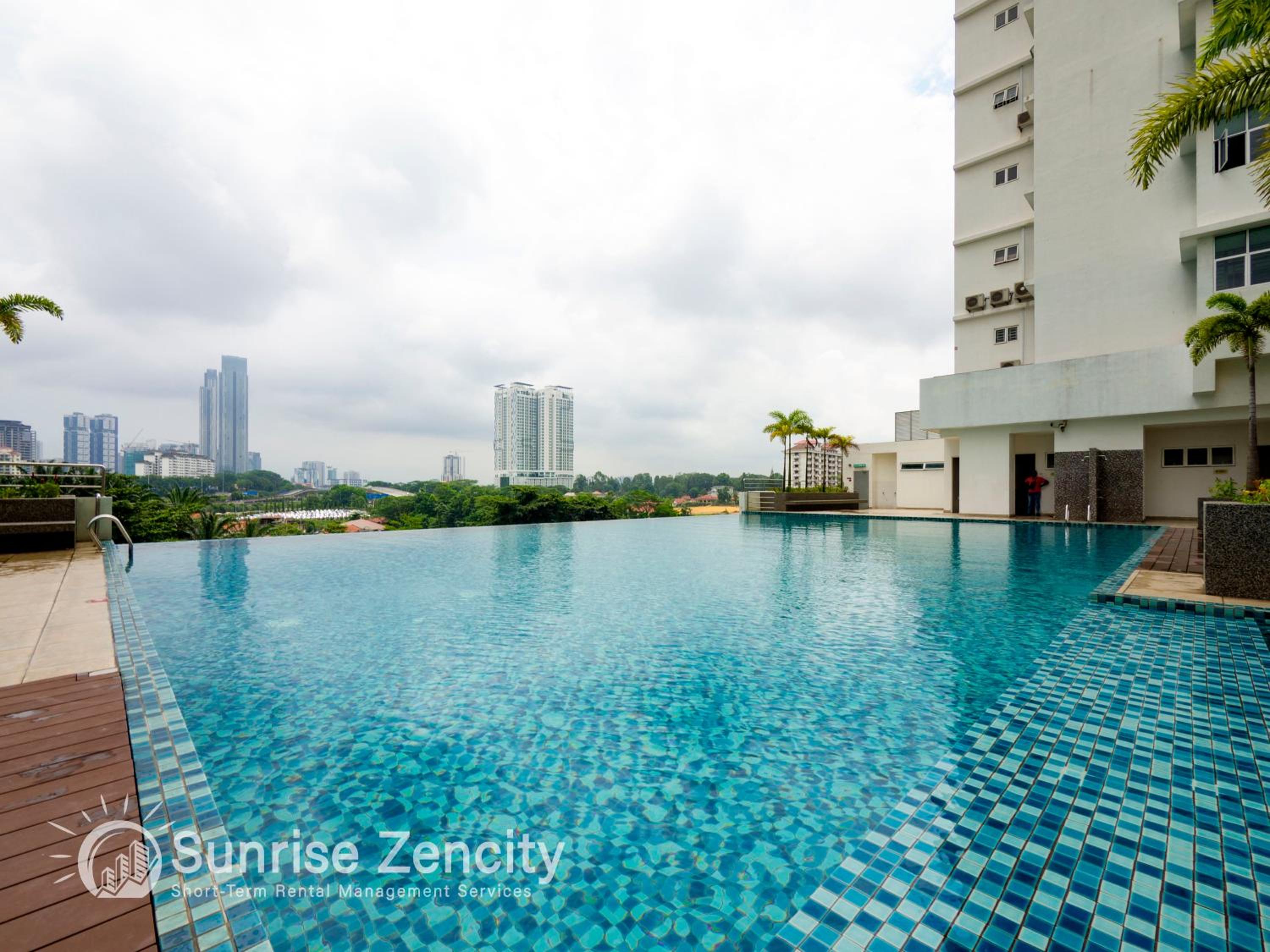 2 Parking Spacious Home near R&F Mall - Seaview & Netflix