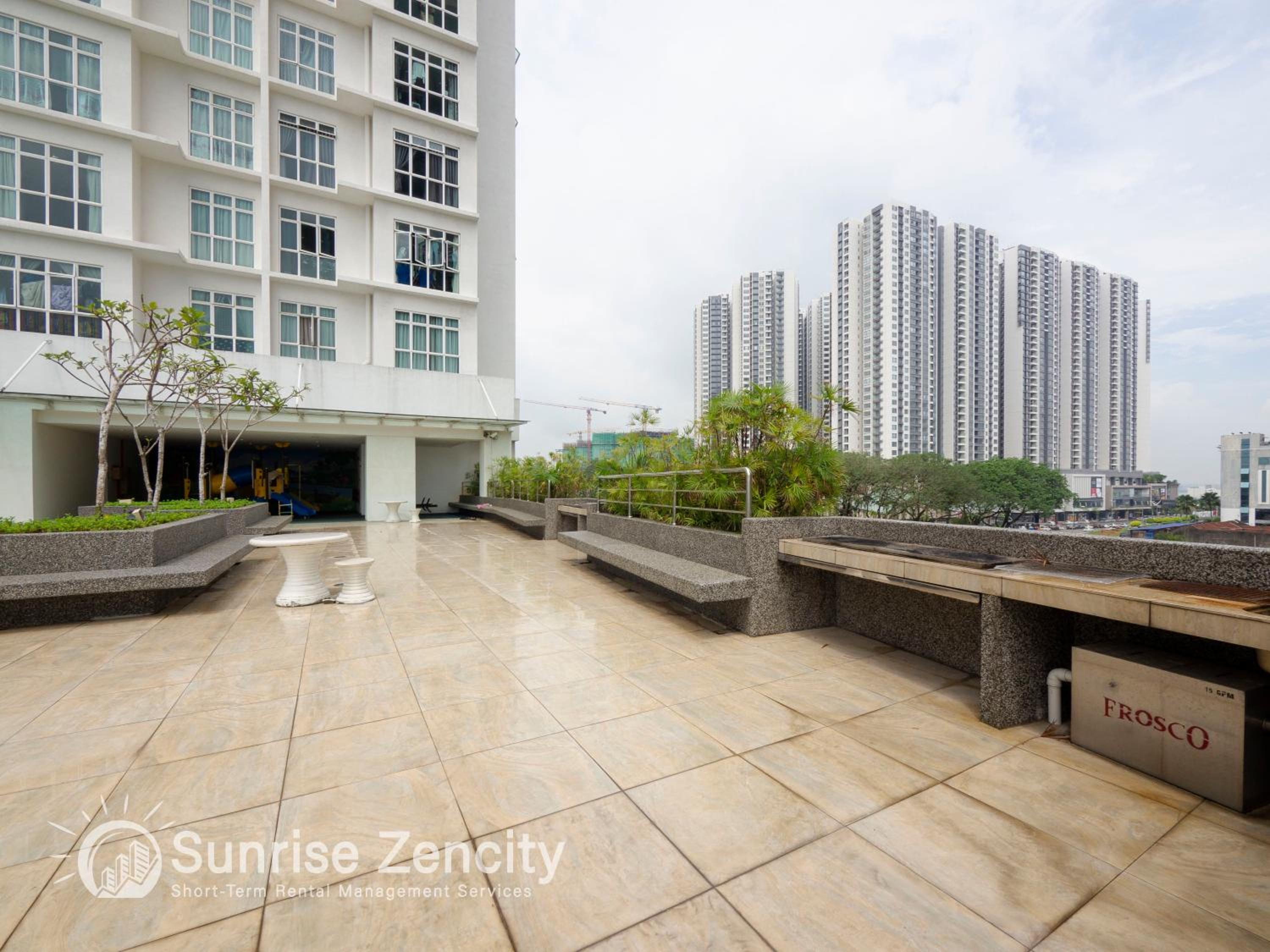 2 Parking Spacious Home near R&F Mall - Seaview & Netflix