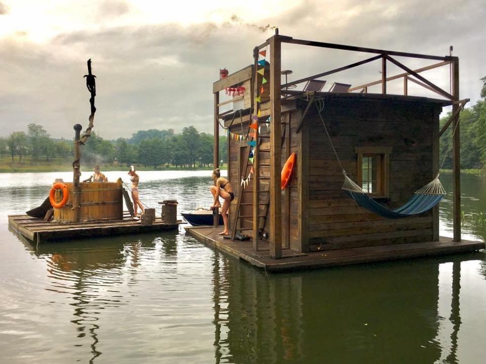 Hotel Plywajacy Domek